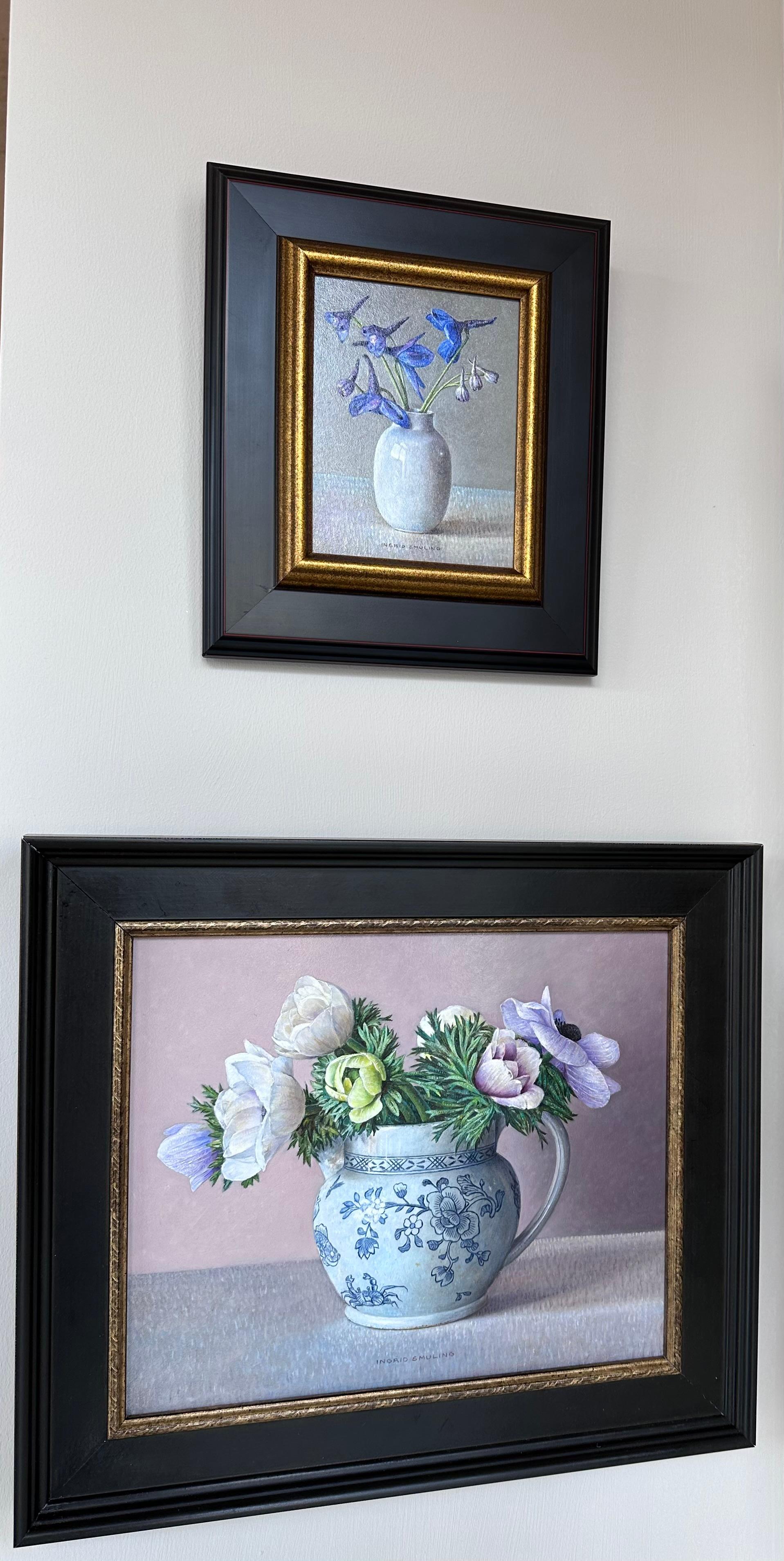 Wedgewood Eturia con anémonas- Pintura holandesa de bodegones del siglo XXI - Still-Life Painting Gris de Ingrid Smuling