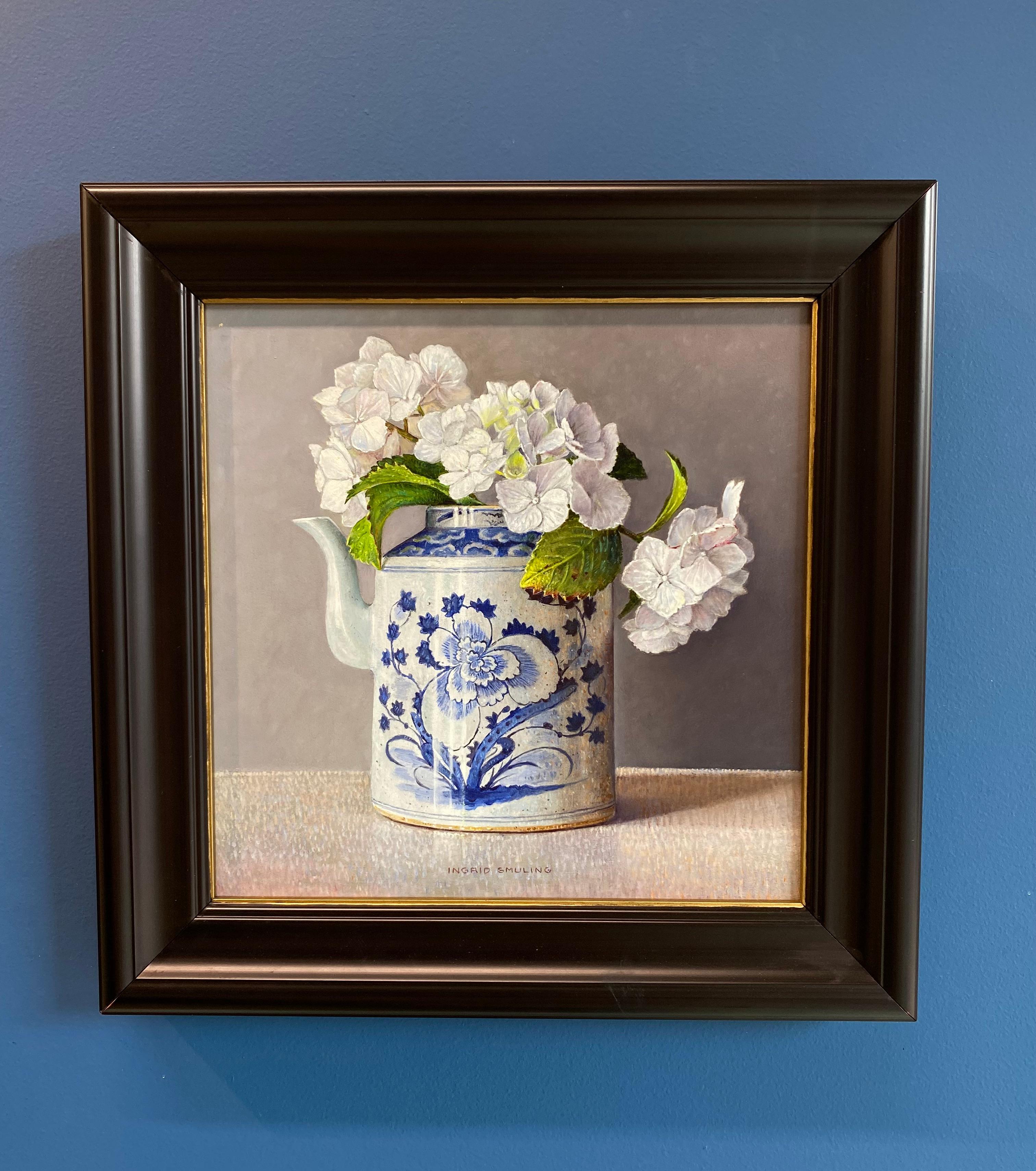 Weiße Hortensie in chinesischem Krug - Zeitgenössisches Ölgemälde des 21. – Painting von Ingrid Smuling