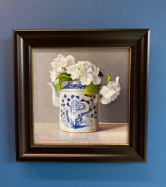 Hortensia blanc dans une cruche chinoise - peinture à l'huile contemporaine du 21e siècle
