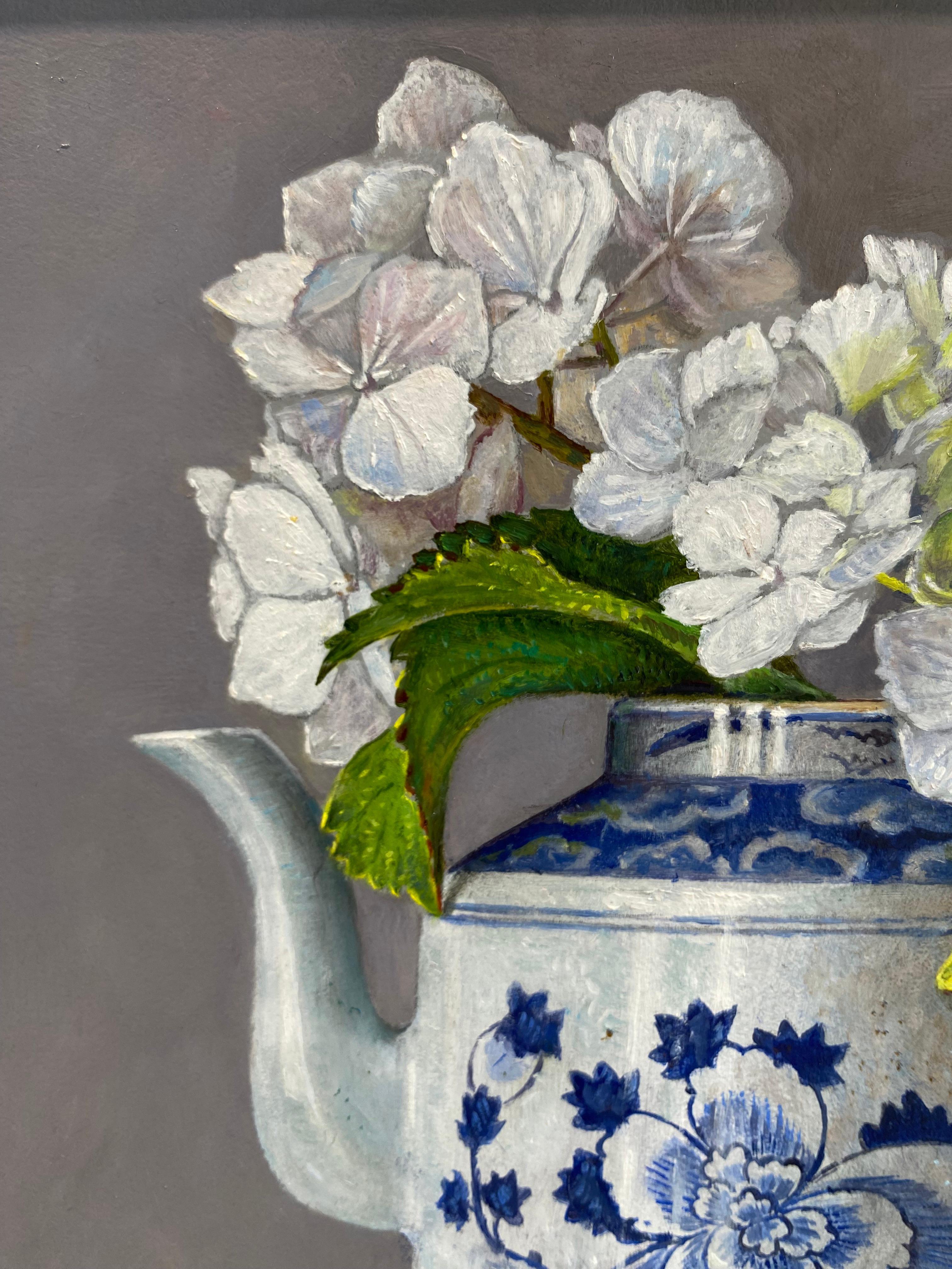 Weiße Hortensie in chinesischem Krug - Zeitgenössisches Ölgemälde des 21. (Grau), Figurative Painting, von Ingrid Smuling