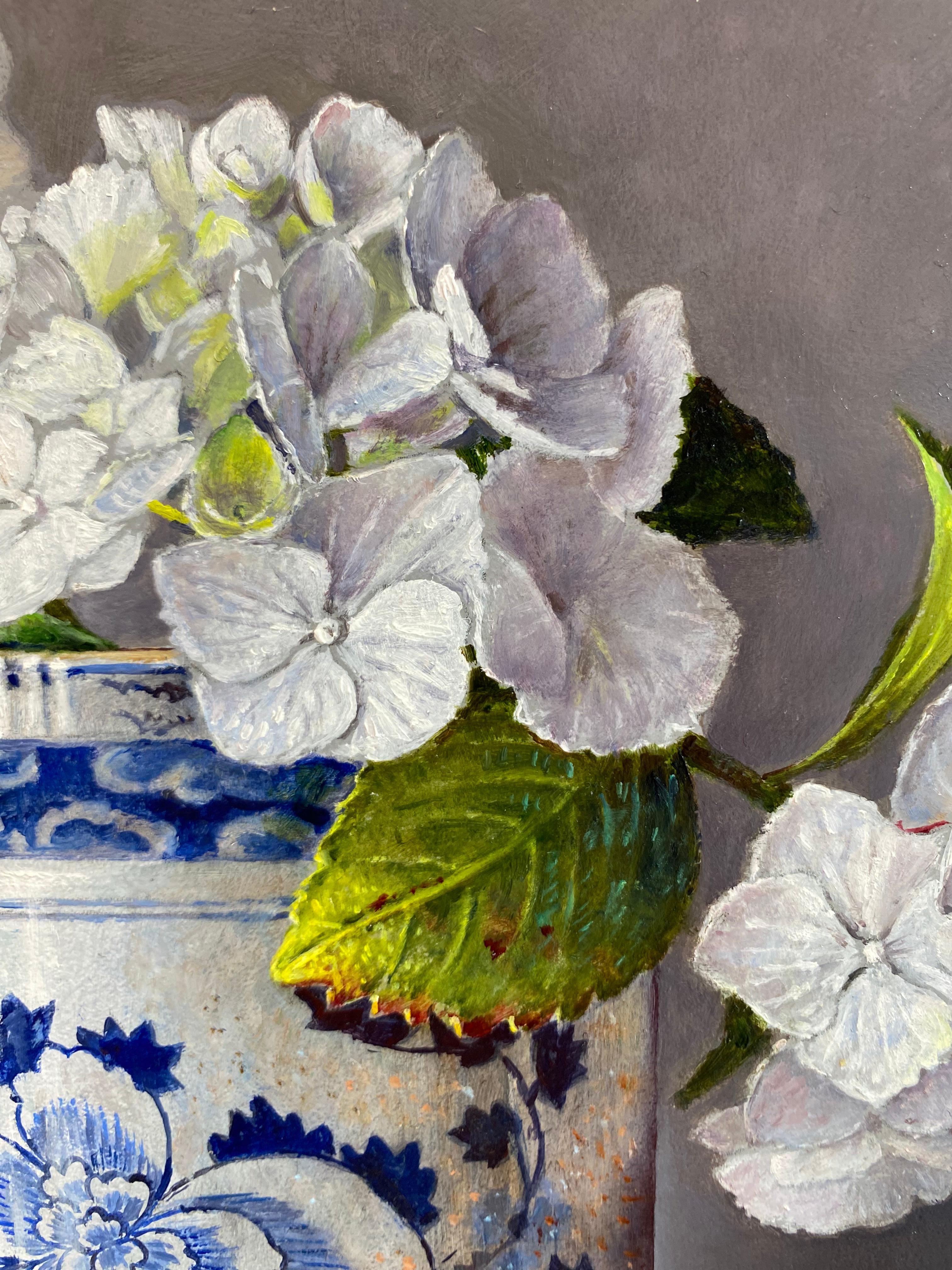 Ingrid Smuling (1944)
Weiße Hortensie im chinesischen Krug
Öl auf Leinwand
25 × 25 cm (gerahmt 33 × 33 cm, im Preis inbegriffen)

Dieses heitere, zeitgenössische Stillleben der niederländischen Malerin Ingrid Smuling zeigt ihren zarten und äußerst
