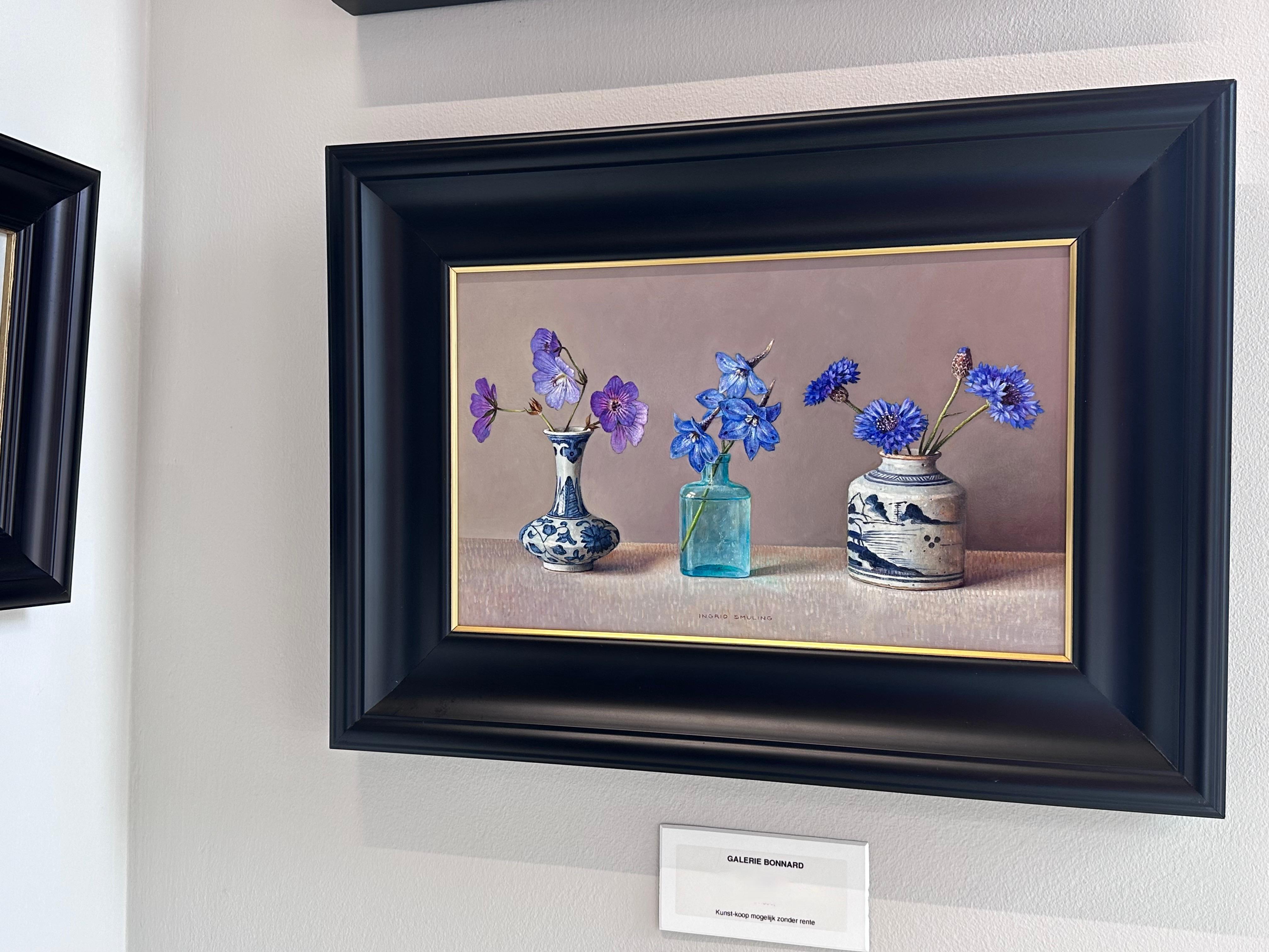 Geranio selvatico, larkspur e fiordaliso.- Dipinto olandese di natura morta del XXI secolo - Painting di Ingrid Smuling