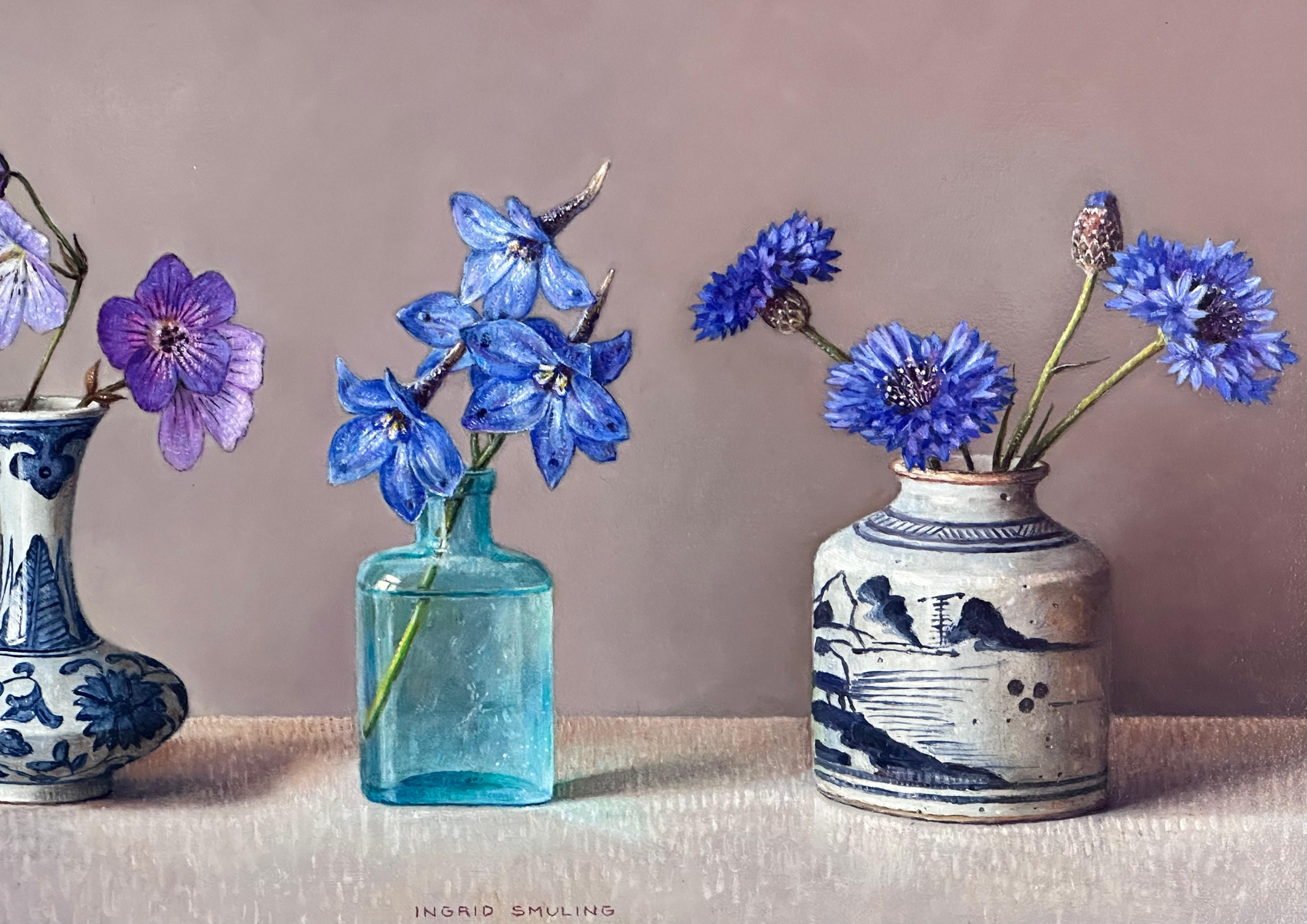 Geranio selvatico, larkspur e fiordaliso.- Dipinto olandese di natura morta del XXI secolo - Figurative Painting Grigio di Ingrid Smuling