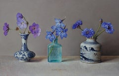 Geranio selvatico, larkspur e fiordaliso.- Dipinto olandese di natura morta del XXI secolo