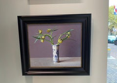 Gelbe Schlüsselblumen in chinesischer Vase - Niederländisches Stilleben aus dem 21.