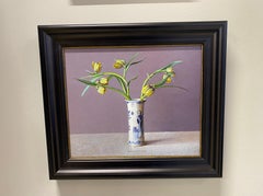 Gelbe Fritillary-Blüten in einer chinesischen Vase - Niederländisches Stilleben des 21.