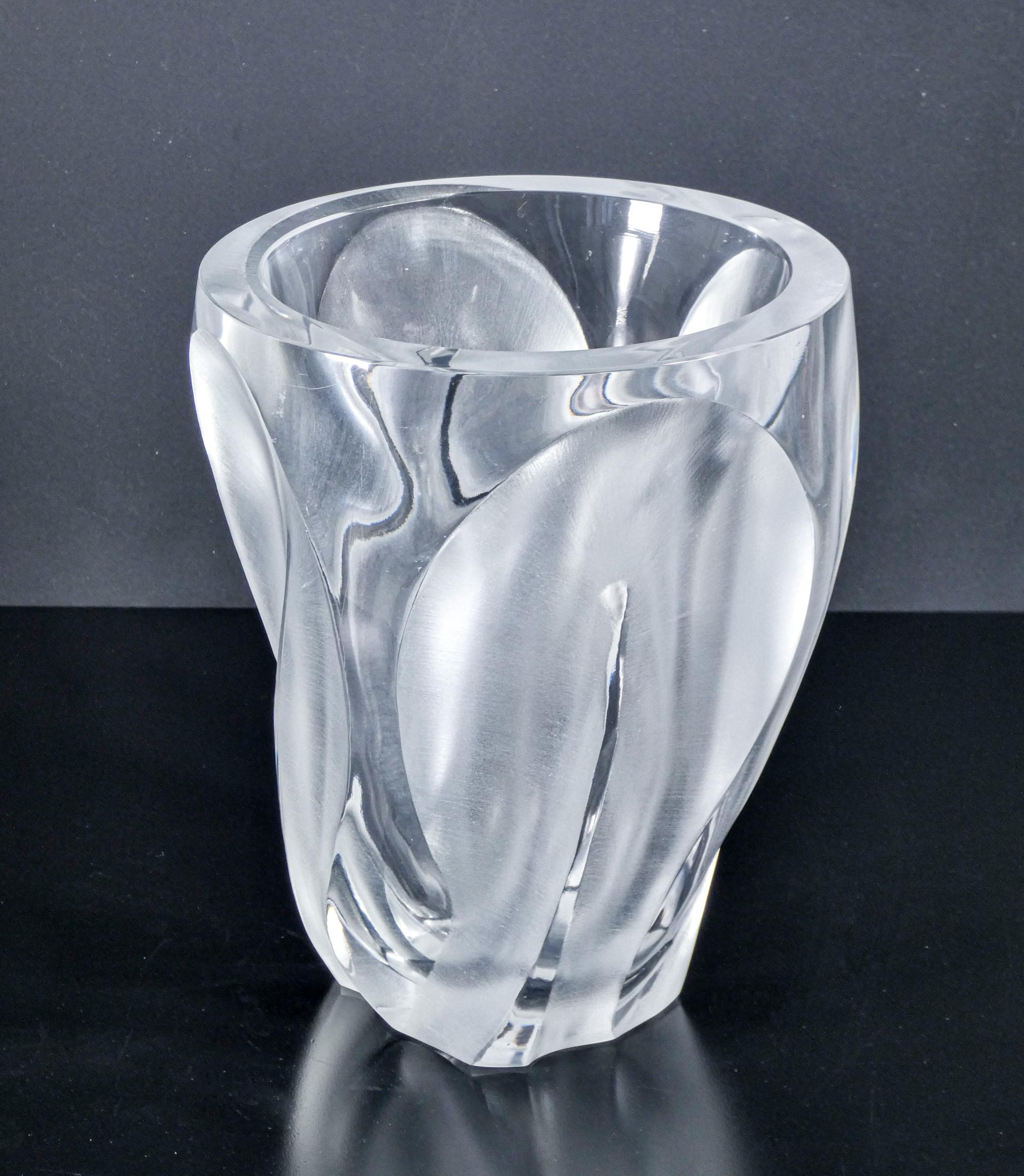 Ingrid-Vase von Lalique, aus glänzendem und undurchsichtigem Kristall, Frankreich, 1950er / 60er Jahre (Französisch) im Angebot