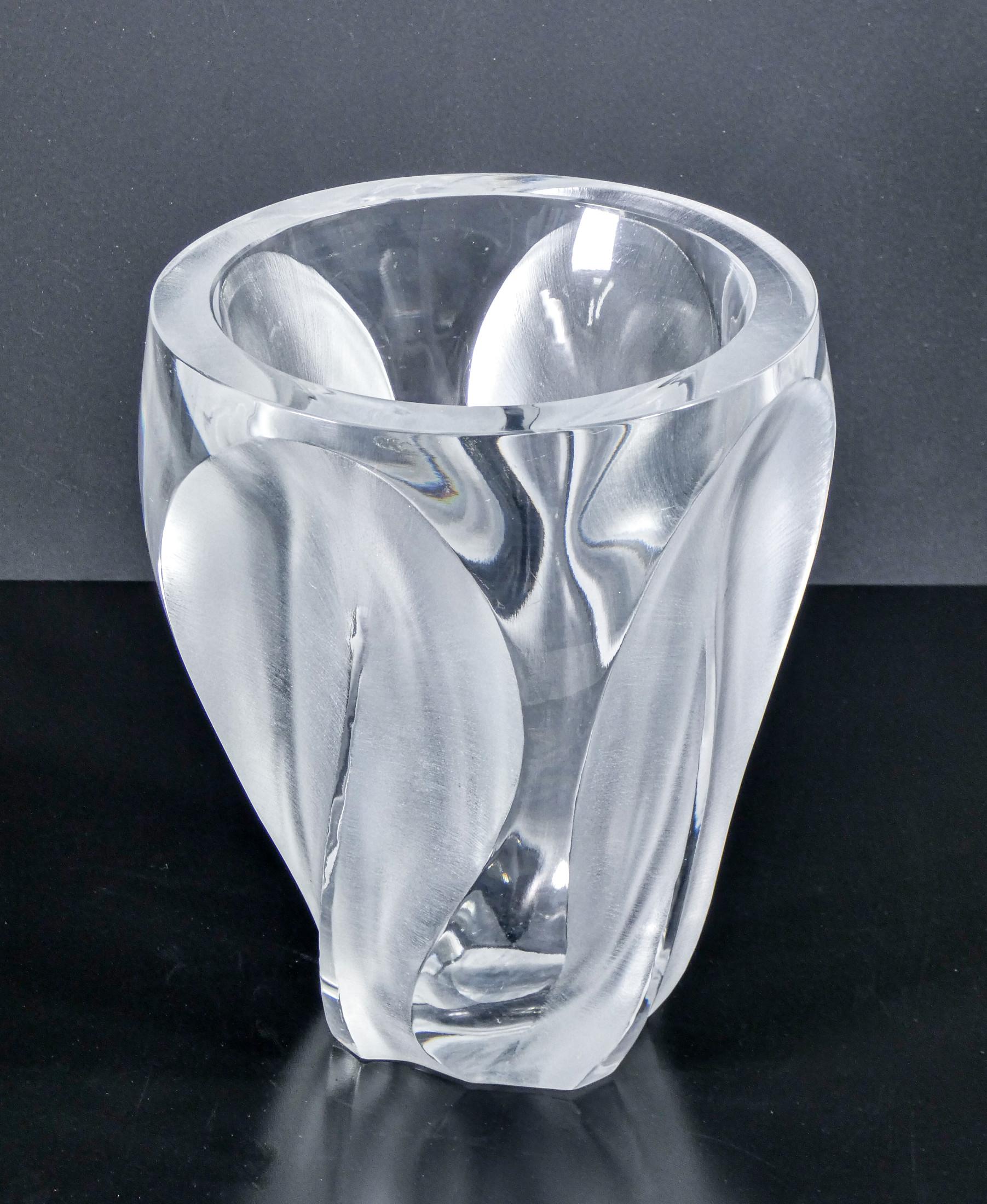 Ingrid-Vase von Lalique, aus glänzendem und undurchsichtigem Kristall, Frankreich, 1950er / 60er Jahre (Mitte des 20. Jahrhunderts) im Angebot