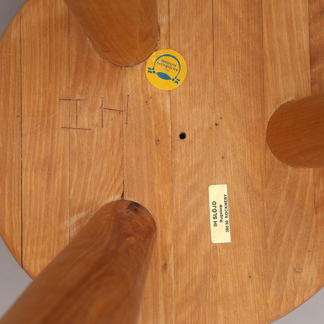 A large and sculptural stool, designed and produced in the studio of Ingvar Hildingsson, Kalmar Läns Slöjdare IH Slöjd Rugstorp. Signed and labeled. In lightly treated pine.

Sweden, 1970's 

Excellent, original condition. 

