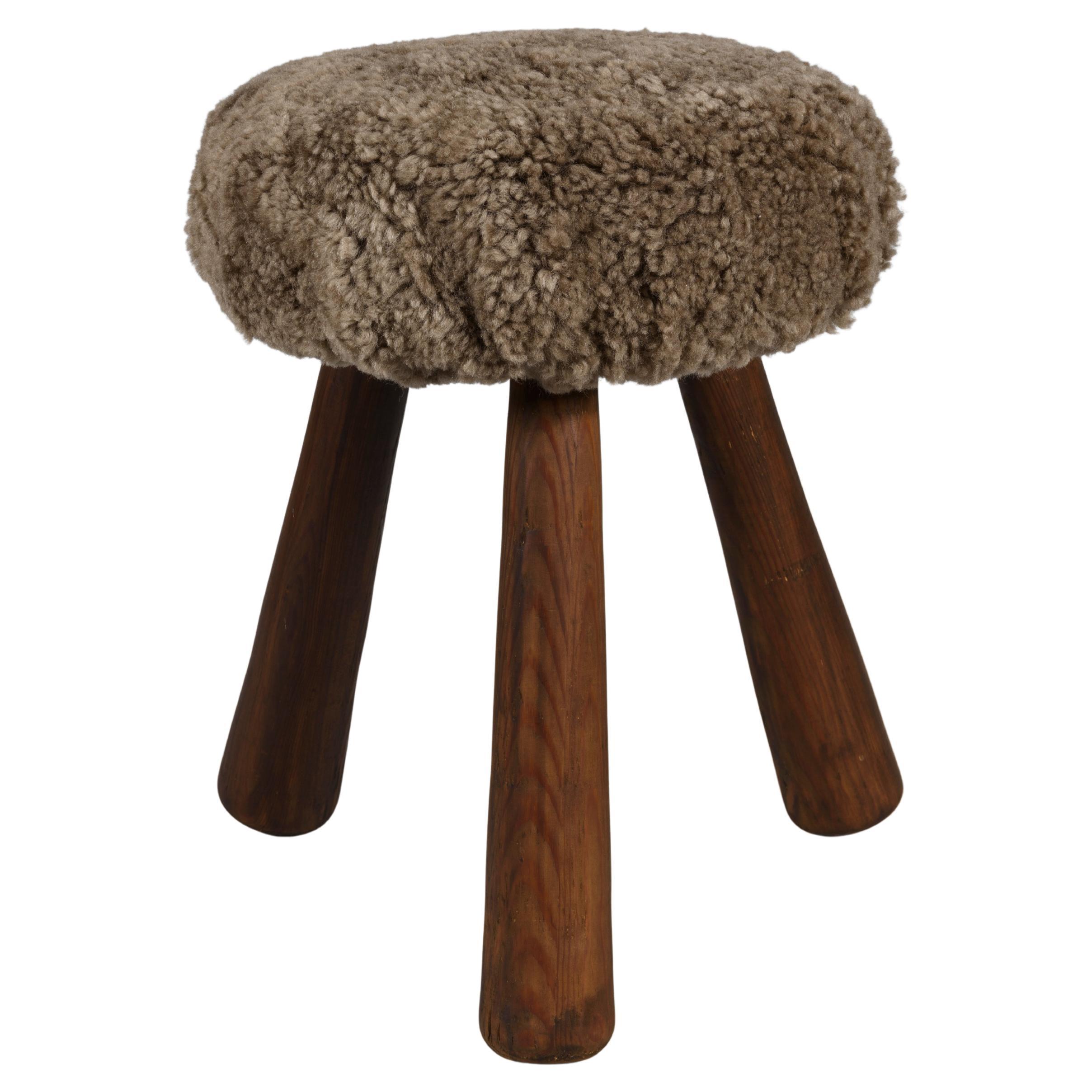 Einfacher brutalistischer Hocker aus Kiefernholz von Ingvar Hildingsson. Dieser Hocker wird auch Melkhocker genannt, da sich Hildingsson für sein ikonisches Design von der traditionellen ländlichen nordischen Kultur inspirieren ließ. Mit seiner