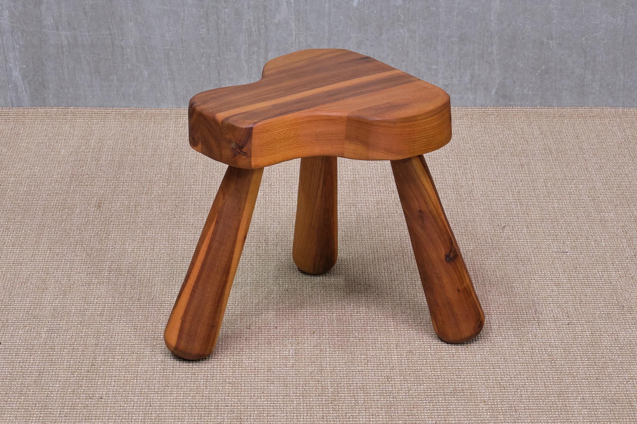Tabouret à trois pieds Ingvar Hildingsson en bois de cerisier, Suède, 1970 en vente 4