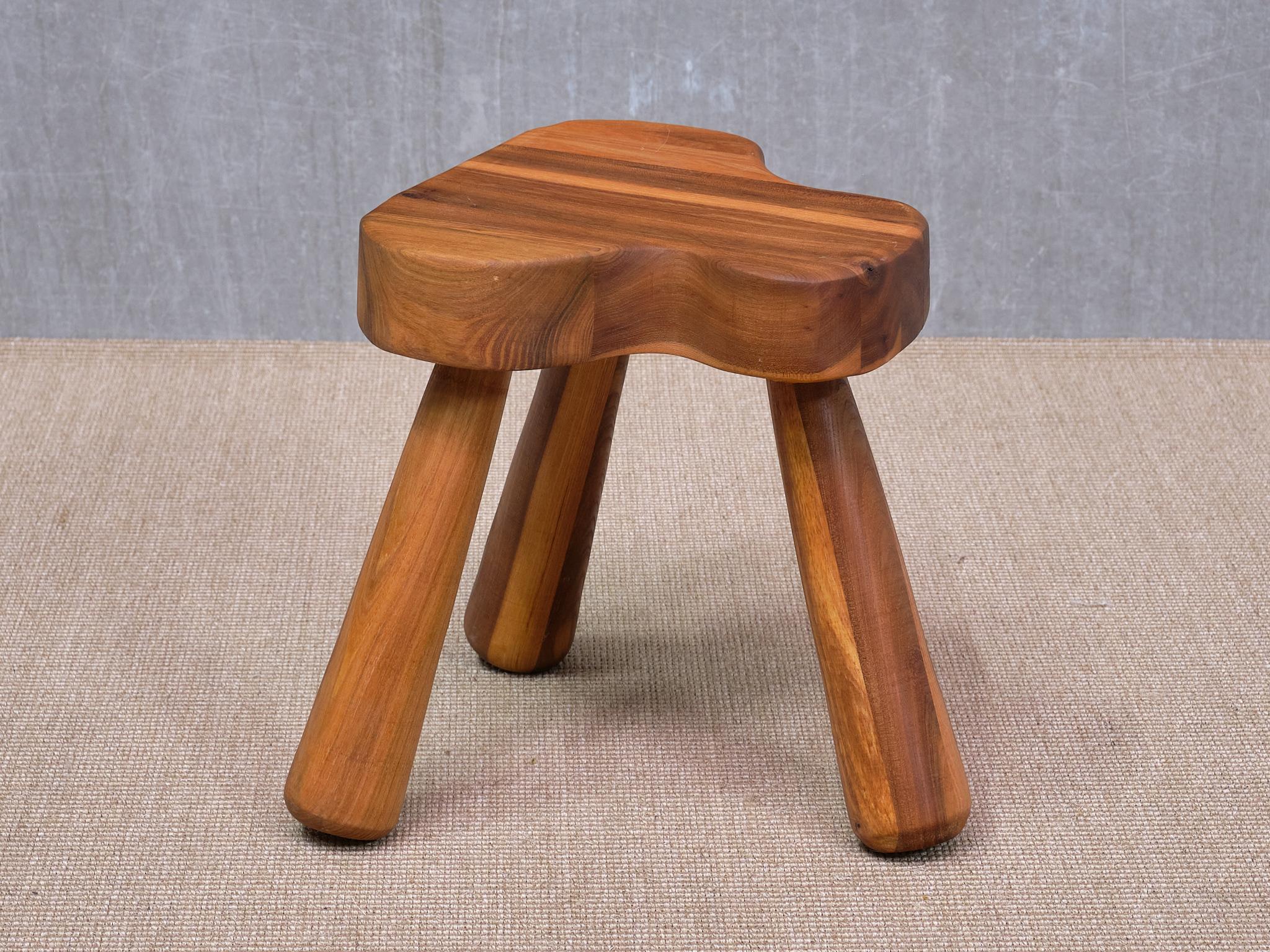 Ce tabouret rare a été conçu par Ingvar Hildingsson et produit dans les années 1970 par son entreprise, IH Slöjd, située à Rockneby, en Suède. Le dessous du siège porte les initiales du designer, 