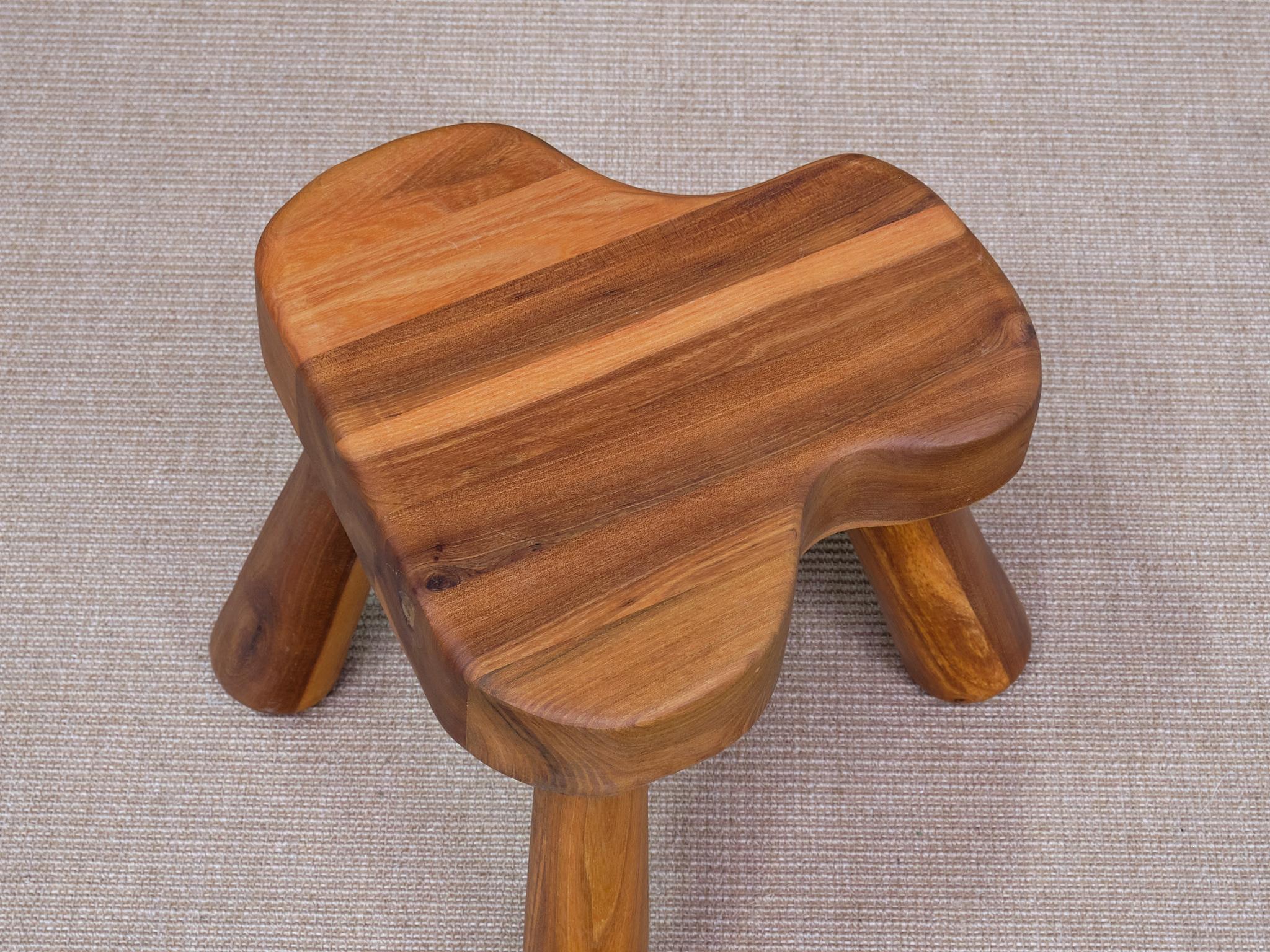 Scandinave moderne Tabouret à trois pieds Ingvar Hildingsson en bois de cerisier, Suède, 1970 en vente