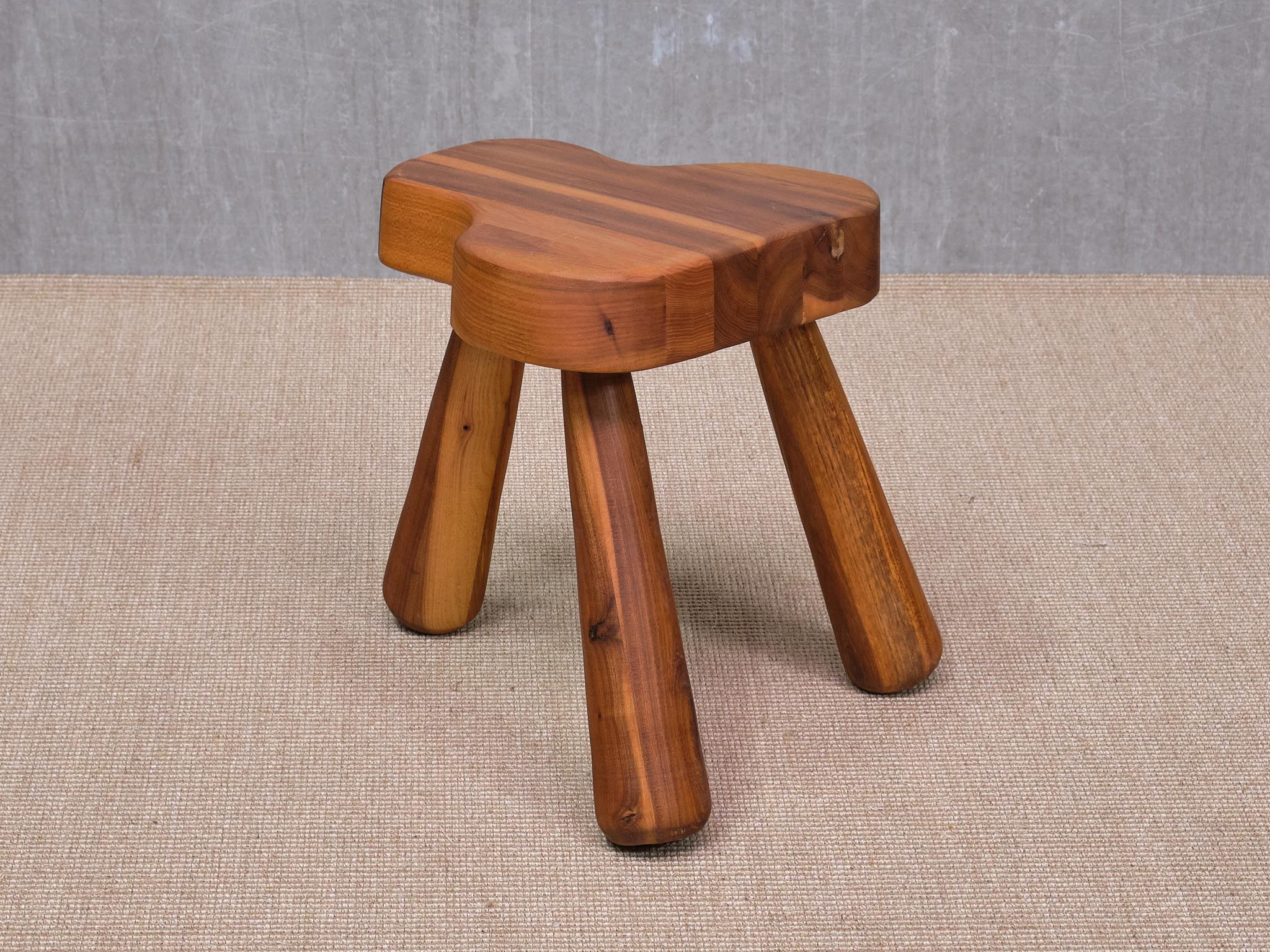Suédois Tabouret à trois pieds Ingvar Hildingsson en bois de cerisier, Suède, 1970 en vente