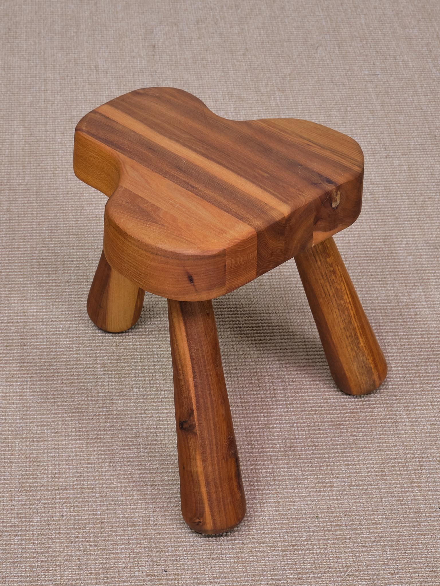 Tabouret à trois pieds Ingvar Hildingsson en bois de cerisier, Suède, 1970 Bon état - En vente à The Hague, NL