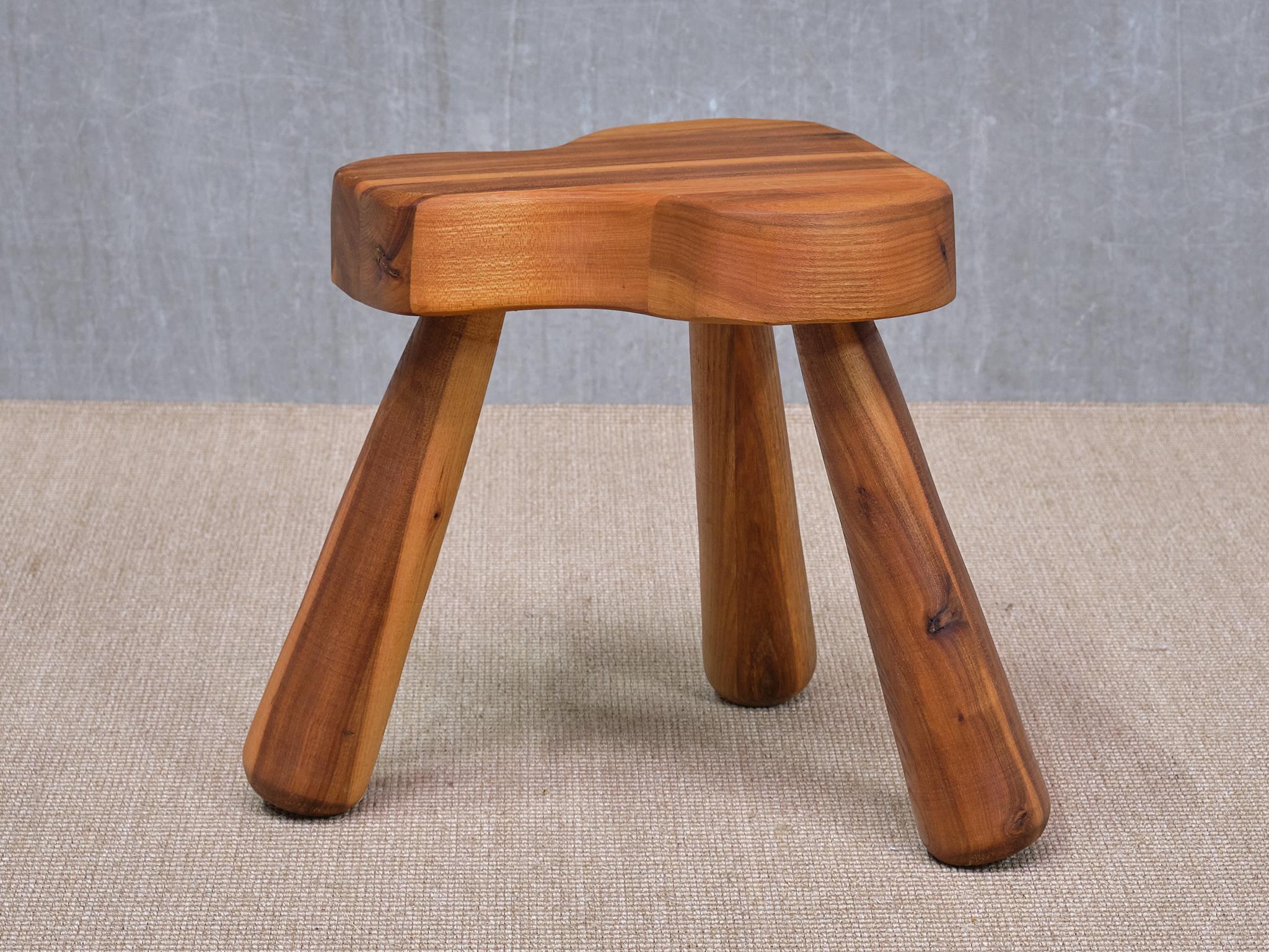 Fin du 20e siècle Tabouret à trois pieds Ingvar Hildingsson en bois de cerisier, Suède, 1970 en vente