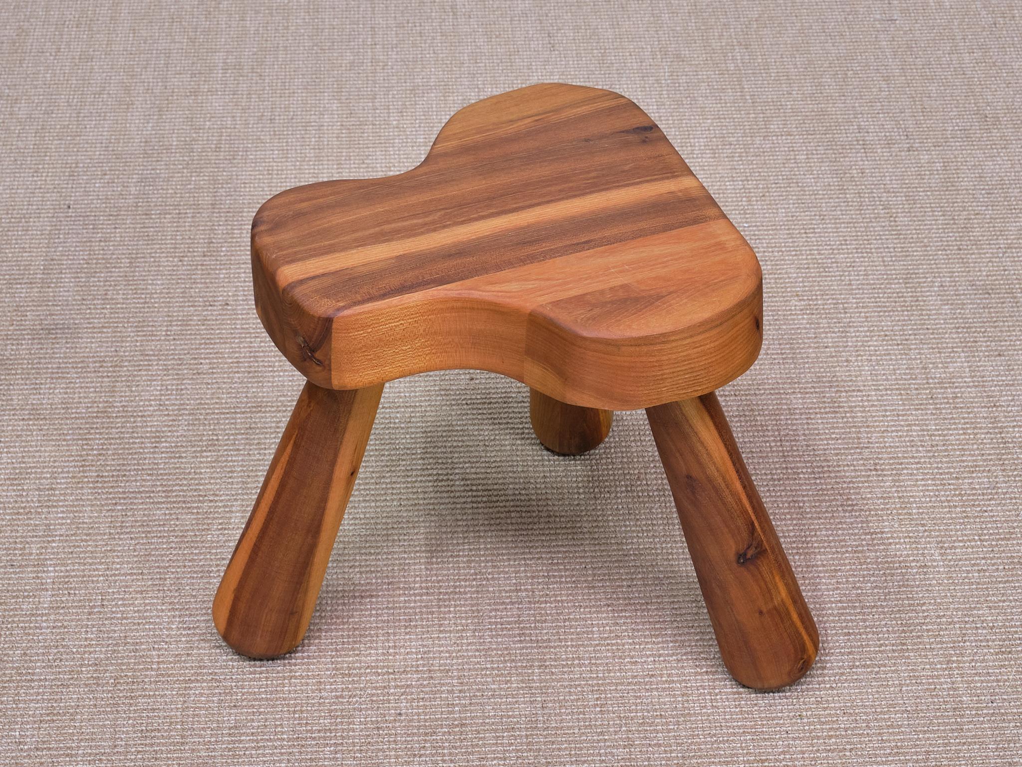 Cerise Tabouret à trois pieds Ingvar Hildingsson en bois de cerisier, Suède, 1970 en vente