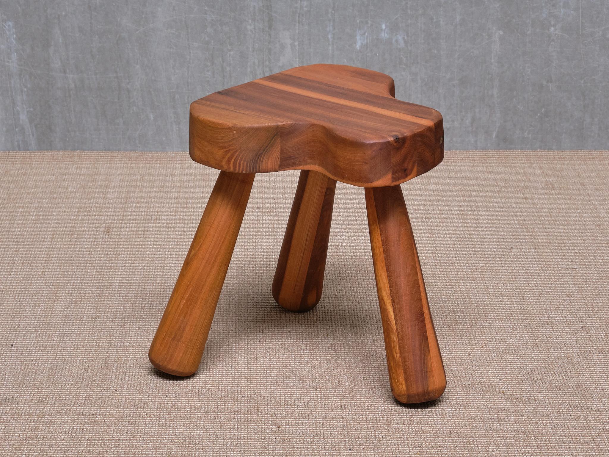 Tabouret à trois pieds Ingvar Hildingsson en bois de cerisier, Suède, 1970 en vente 1