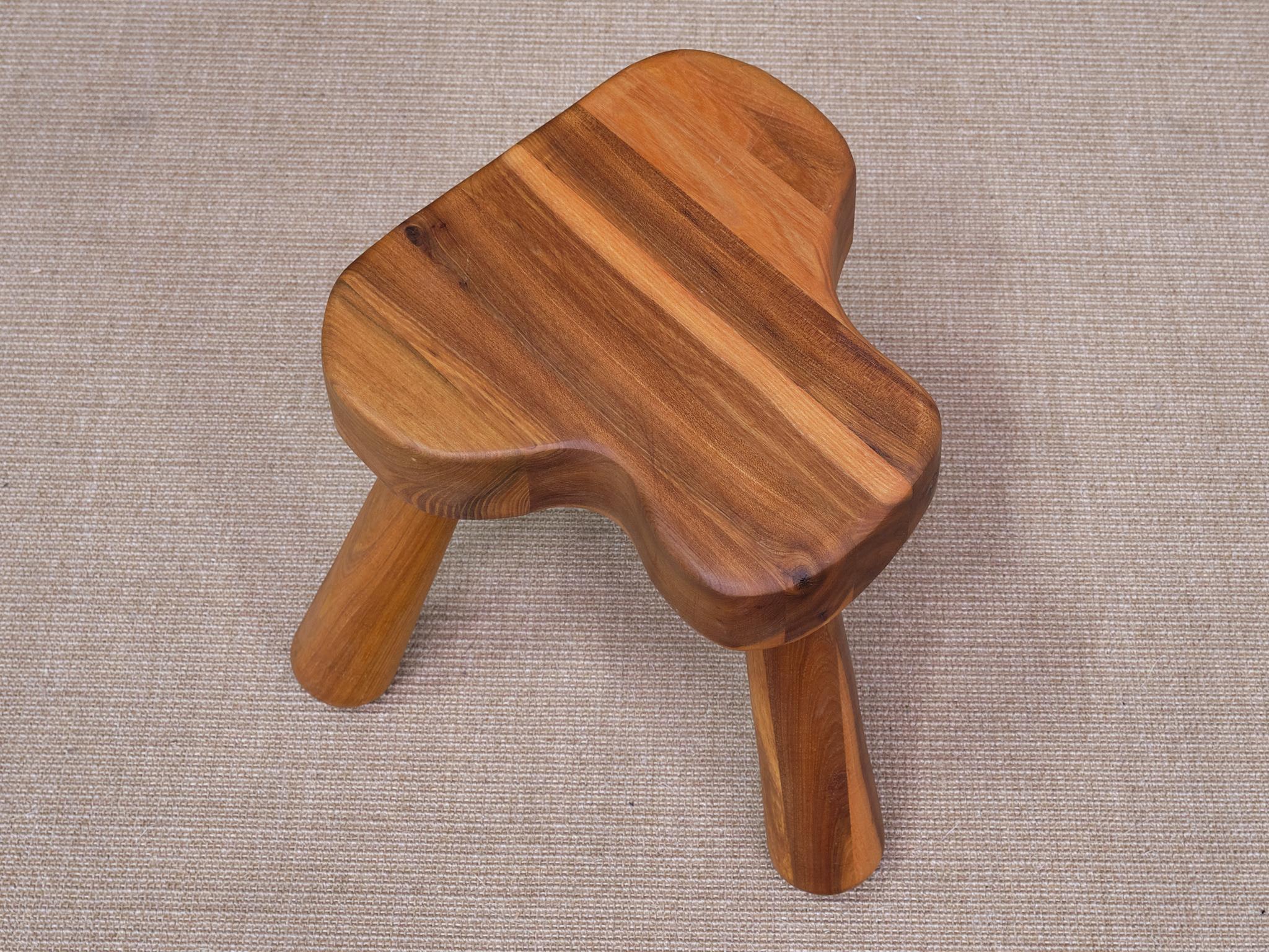 Tabouret à trois pieds Ingvar Hildingsson en bois de cerisier, Suède, 1970 en vente 2