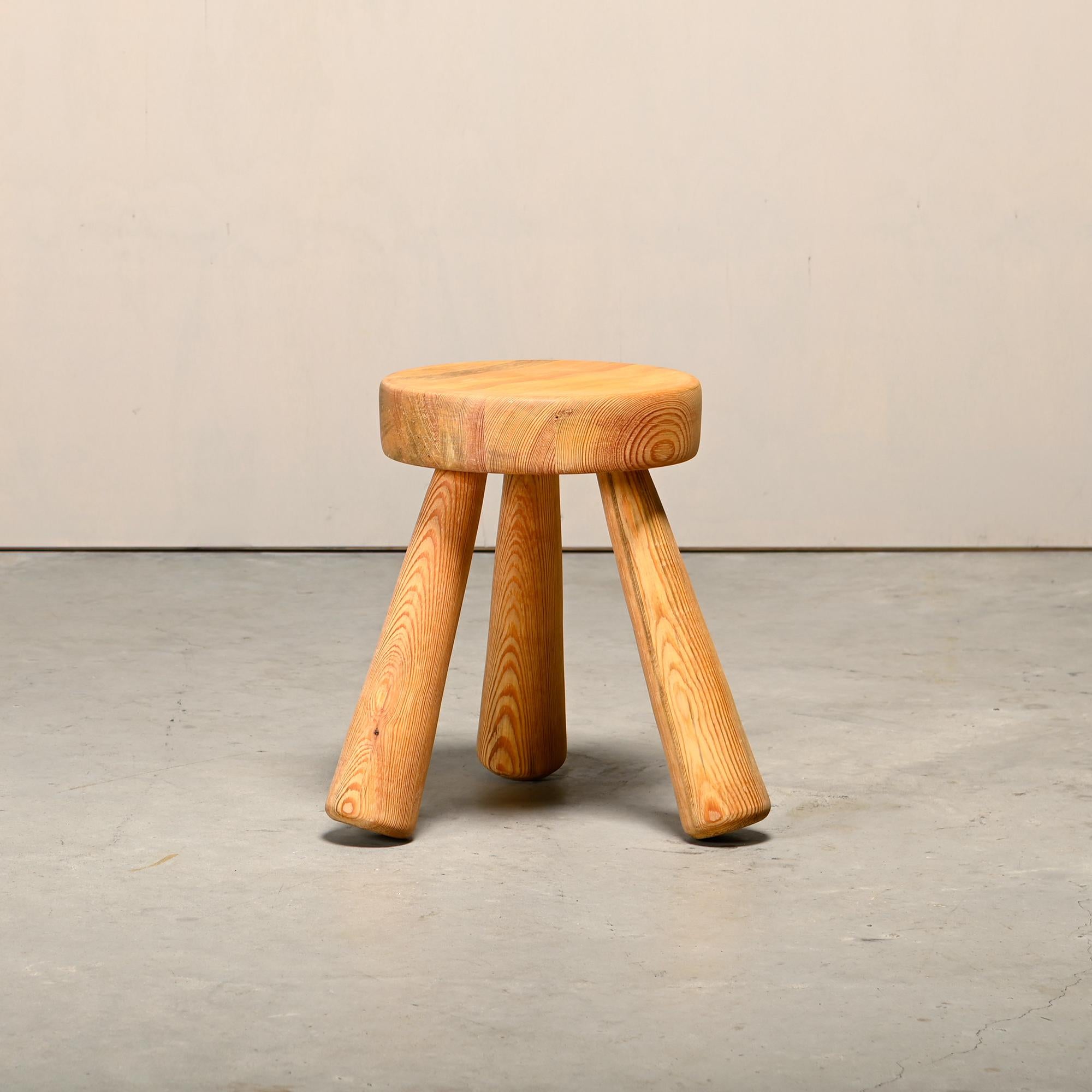 Precioso taburete trípode escandinavo diseñado por Ingvar Hildingsson, Suecia, años setenta. Madera maciza de pino en muy buen estado original. El diámetro del asiento es de 27 cm.