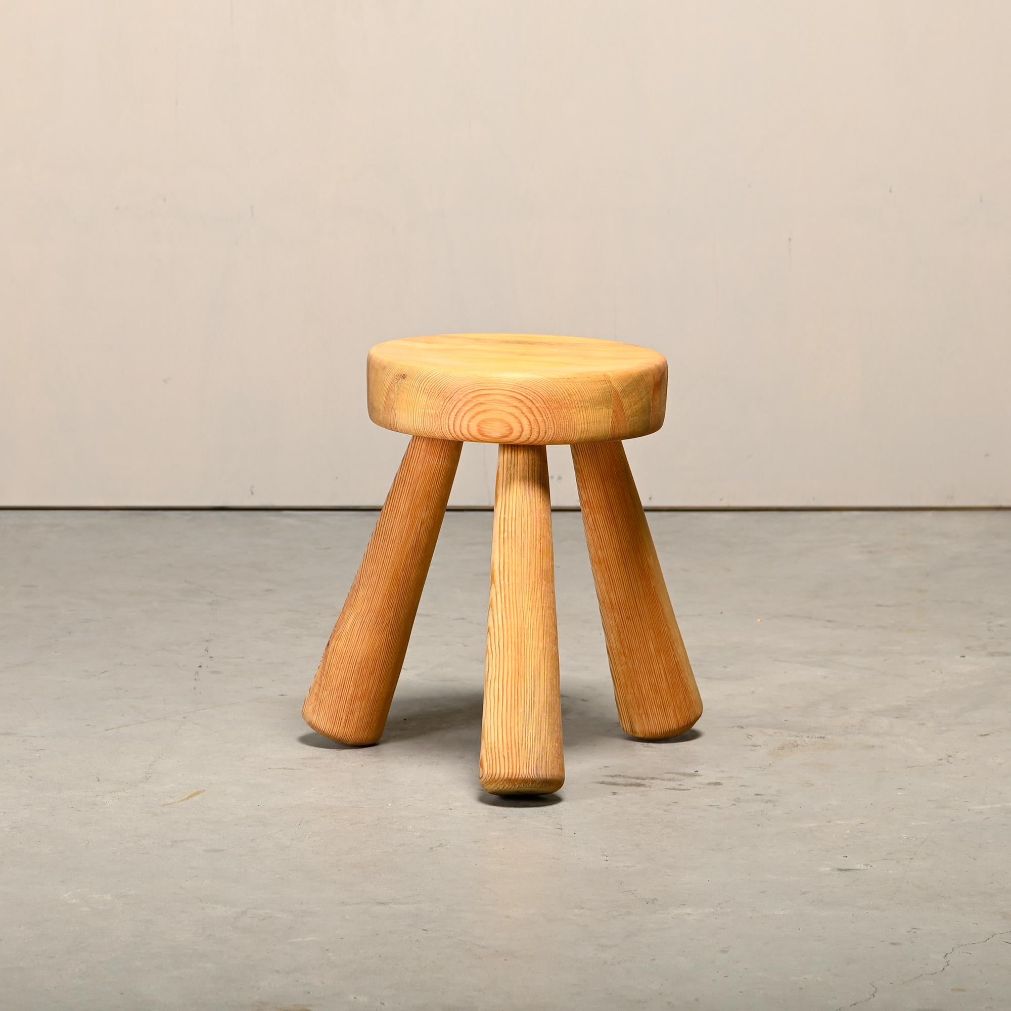 Ingvar Hildingsson Taburete trípode escandinavo de pino macizo, Suecia Años 70 Escandinavo moderno en venta