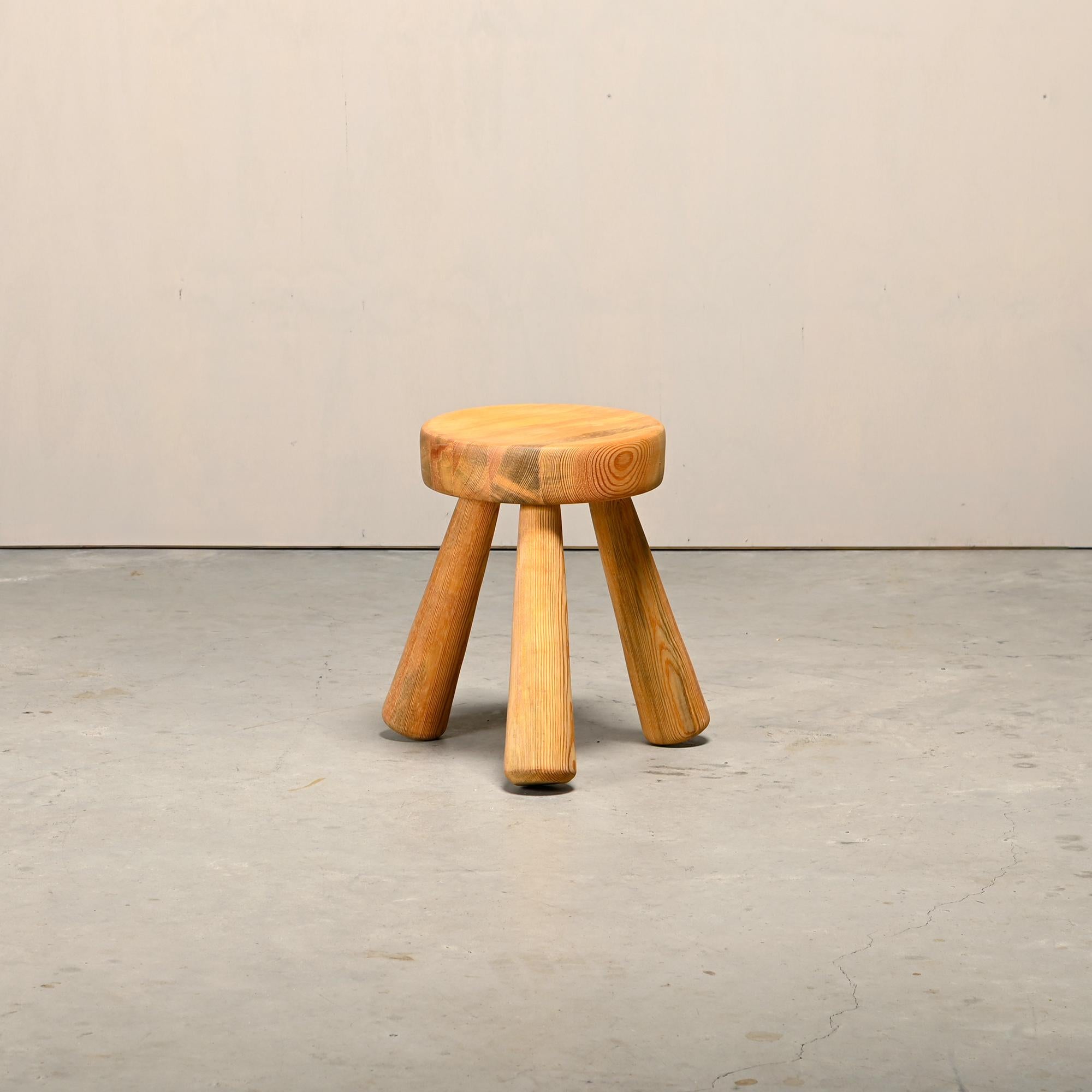 Ingvar Hildingsson Taburete trípode escandinavo de pino macizo, Suecia Años 70 en Bueno estado para la venta en Amsterdam, NL