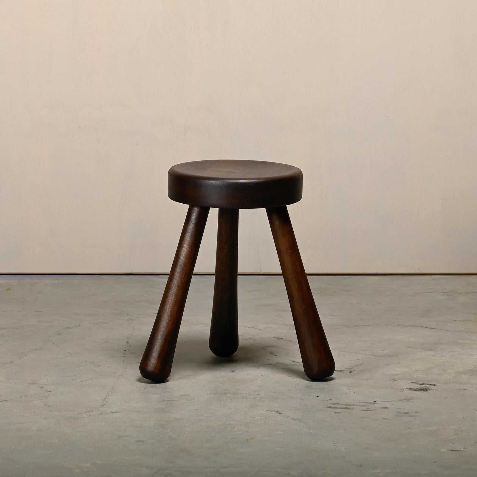 Magnifique tabouret conçu et produit par Ingvar Hildingsson en Suède dans les années 1970. Bois de pin massif teinté dans une chaude couleur brun foncé. Très bon état et signé. Le diamètre du siège est de 26 cm.