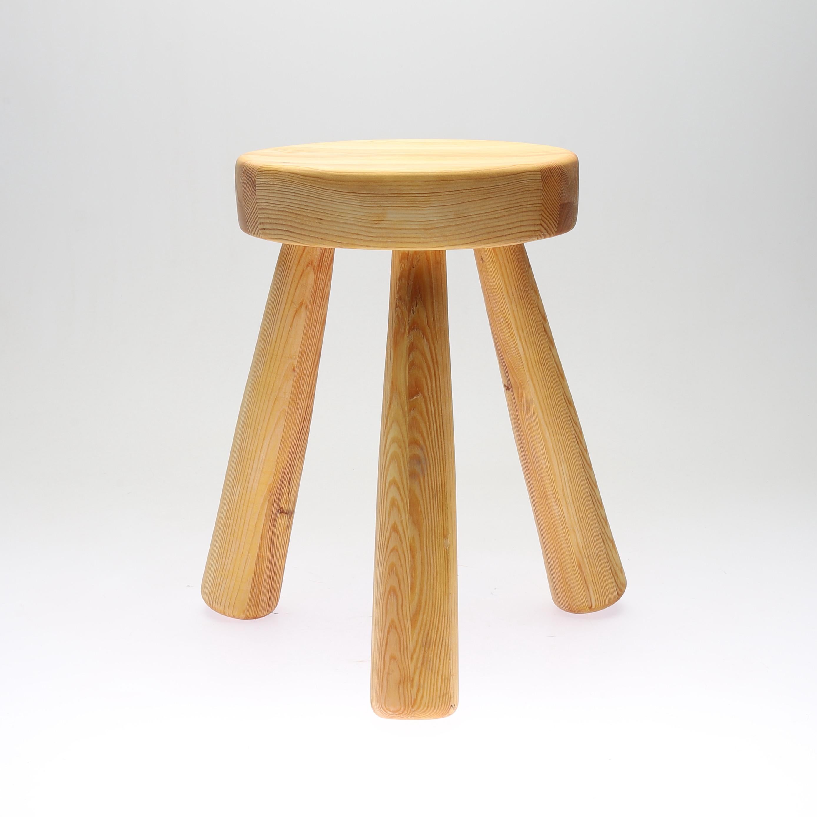 Sculptural pine 3-legged stool, designed and produced in the studio of Ingvar Hildingsson, Kalmar Läns Slöjdare IH Slöjd Rugstorp 1970's. Signed and labeled. In excellent condition.