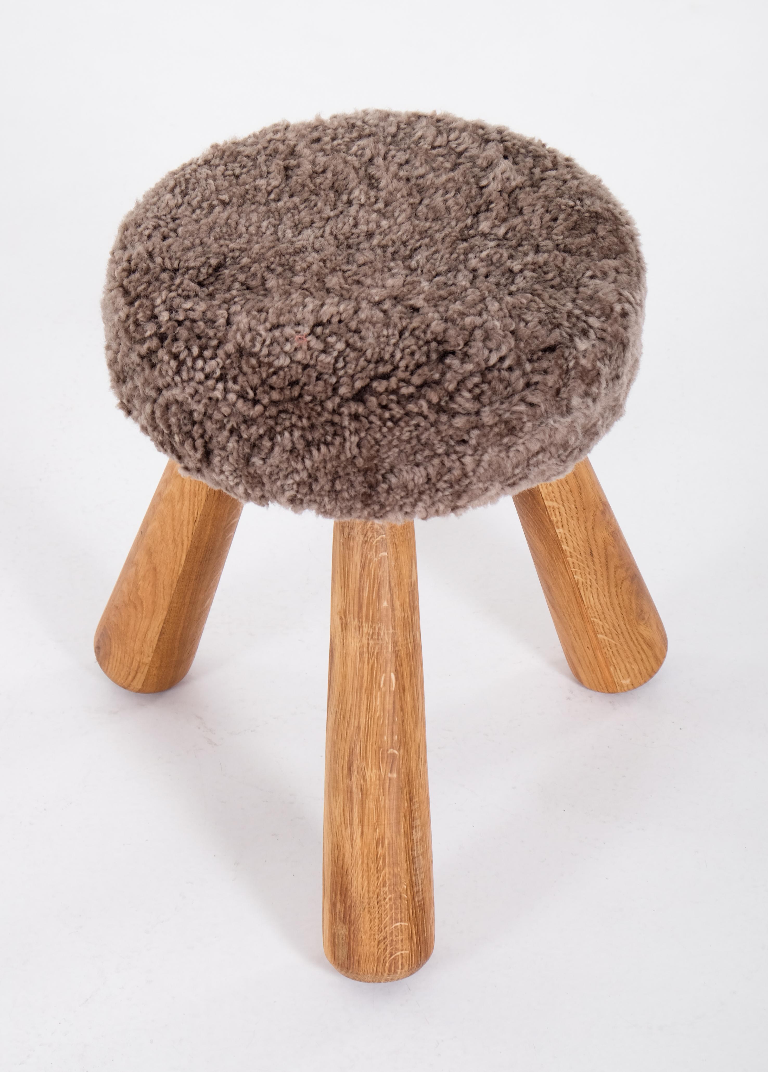 Tabouret en peau de mouton produit par Ingvar Hildingsson, Suède. Signé 