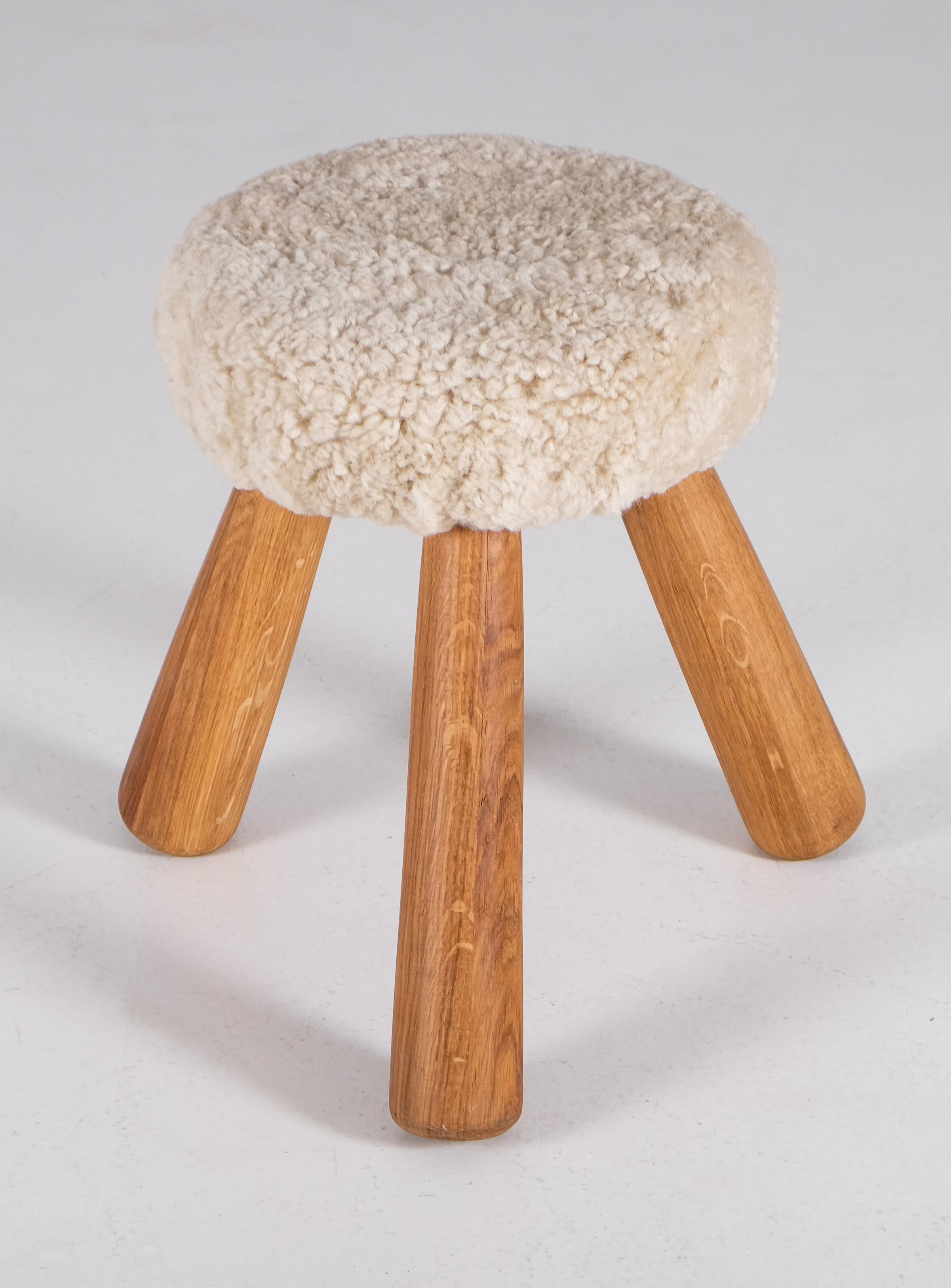 Tabouret en peau de mouton produit par Ingvar Hildingsson, Suède. Signé 