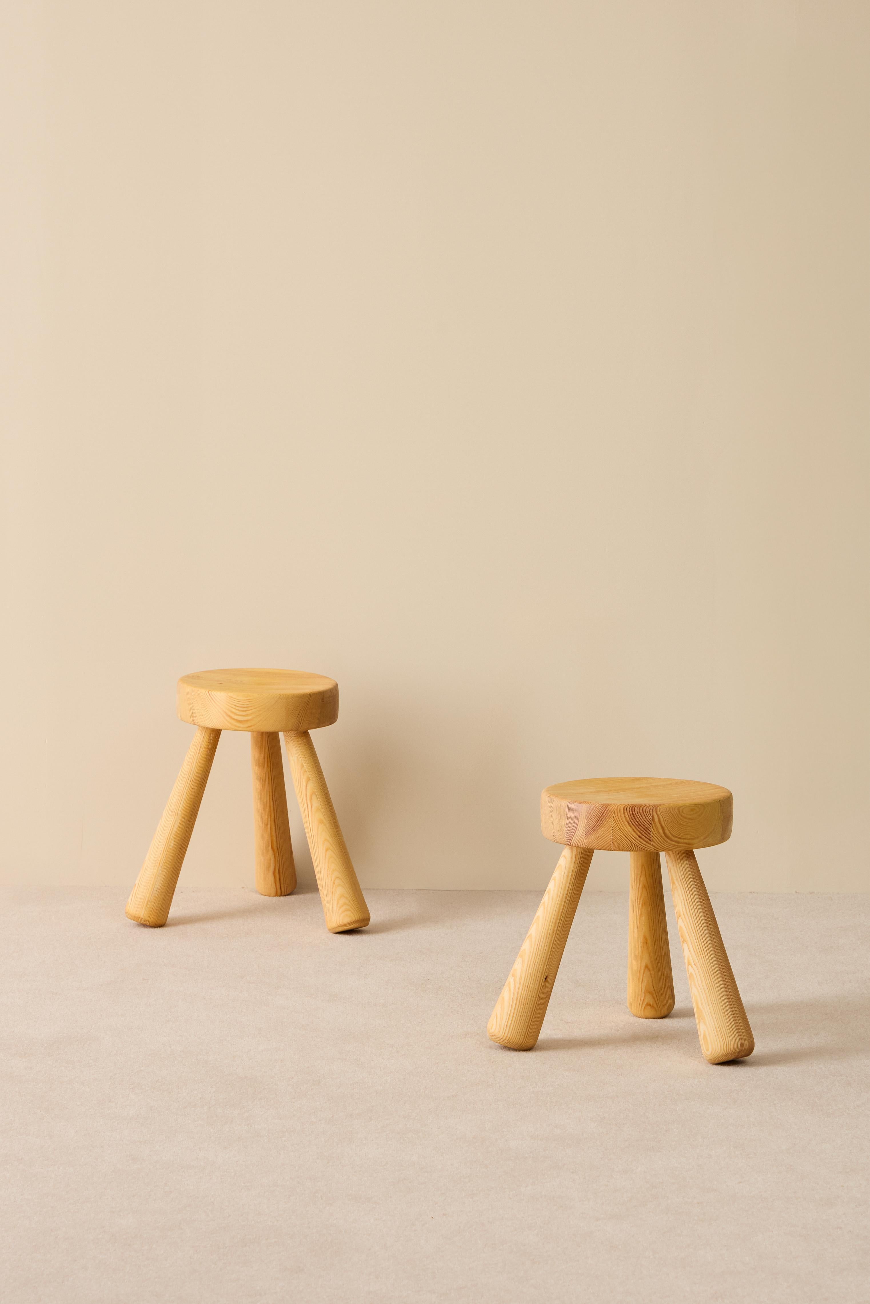 Tabourets en pin produits par Ingvar Hildingsson, Suède. Signé 