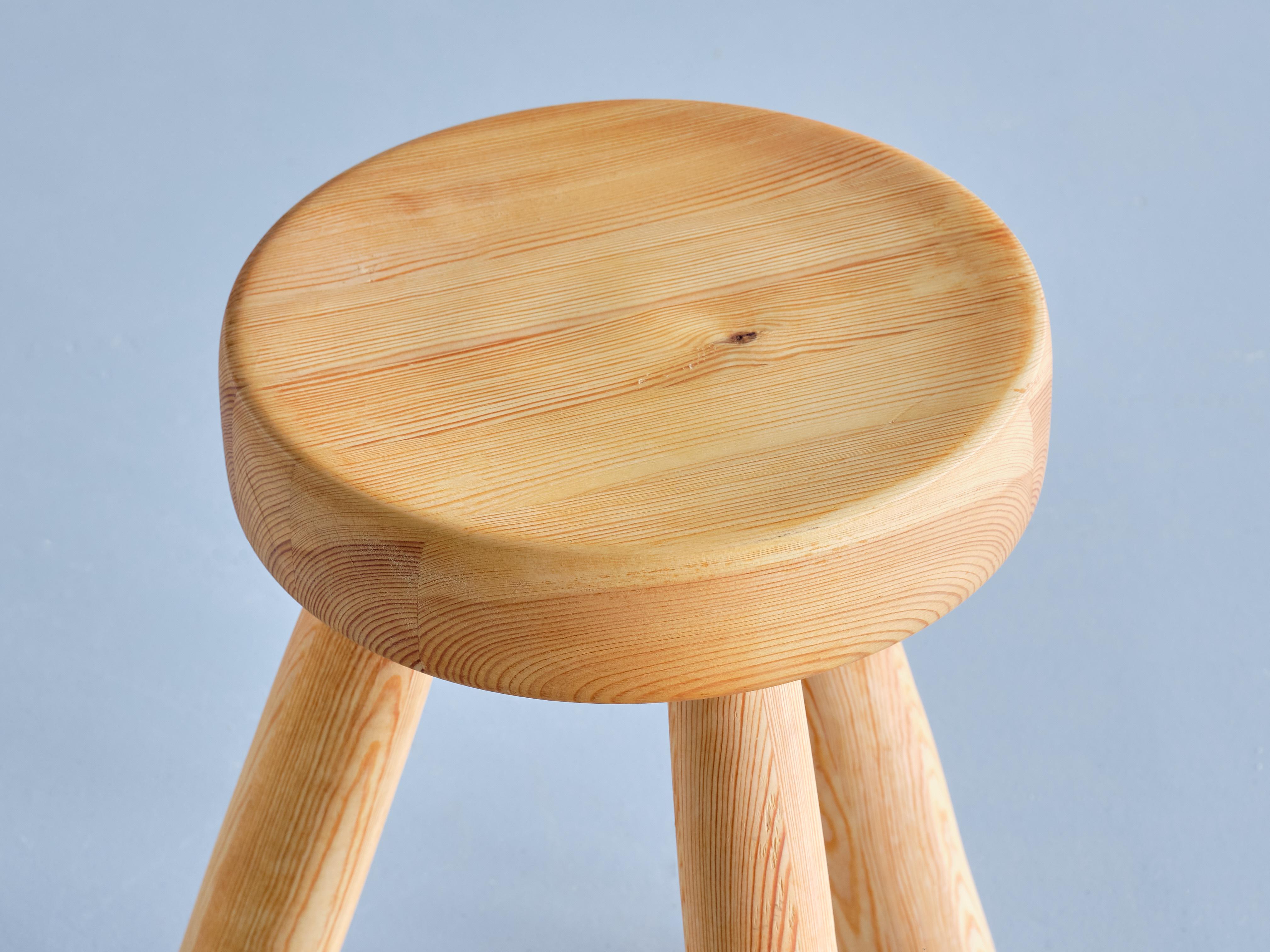 Ingvar Hildingsson Three Legged Stool in Solid Pine, Ih Slöjd, Sweden, 1970s In Good Condition For Sale In The Hague, NL