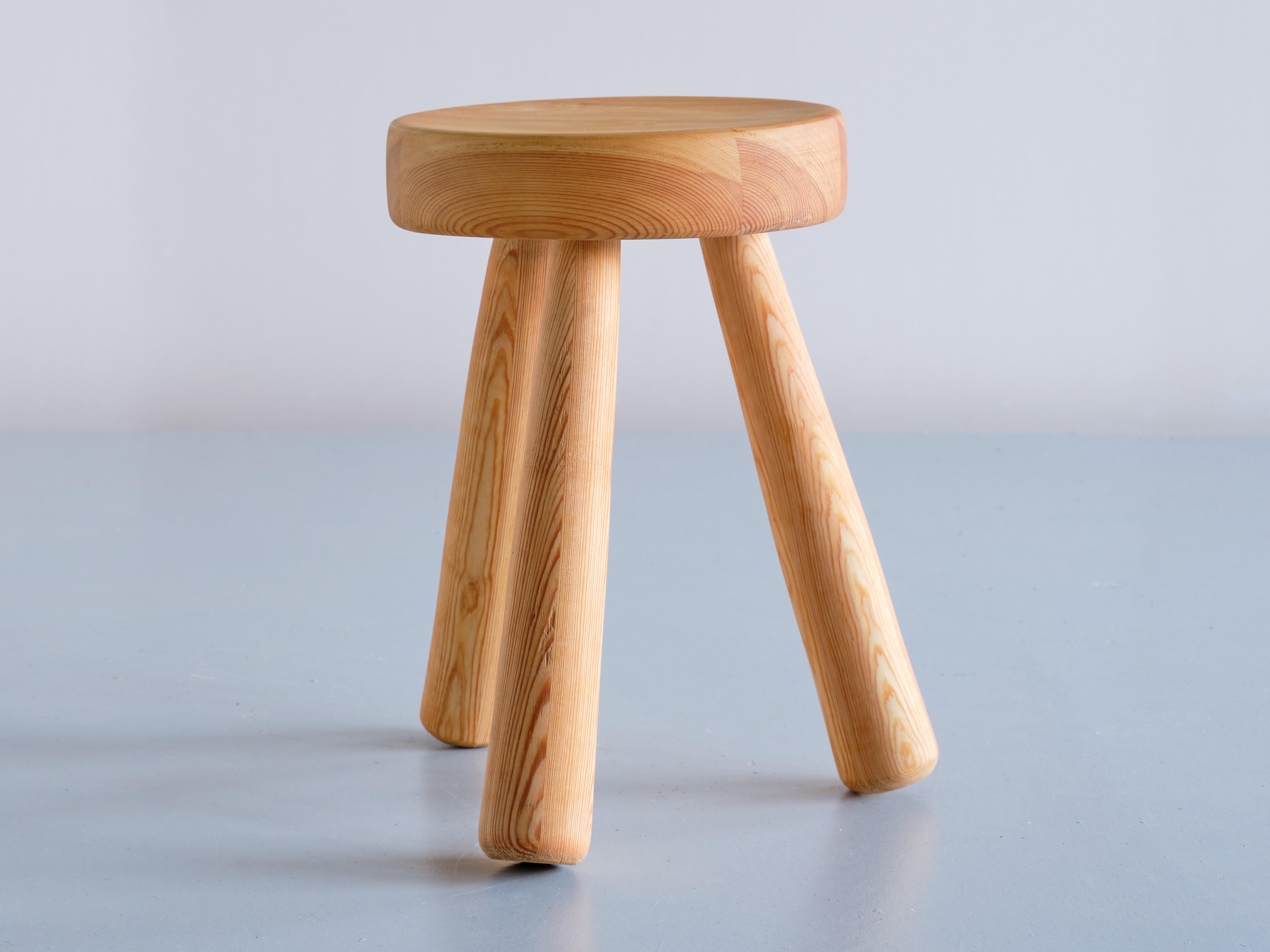 Tabouret à trois pieds en pin massif d'Ingvar Hildingsson, Ih Slöjd, Suède, années 1970 en vente 1