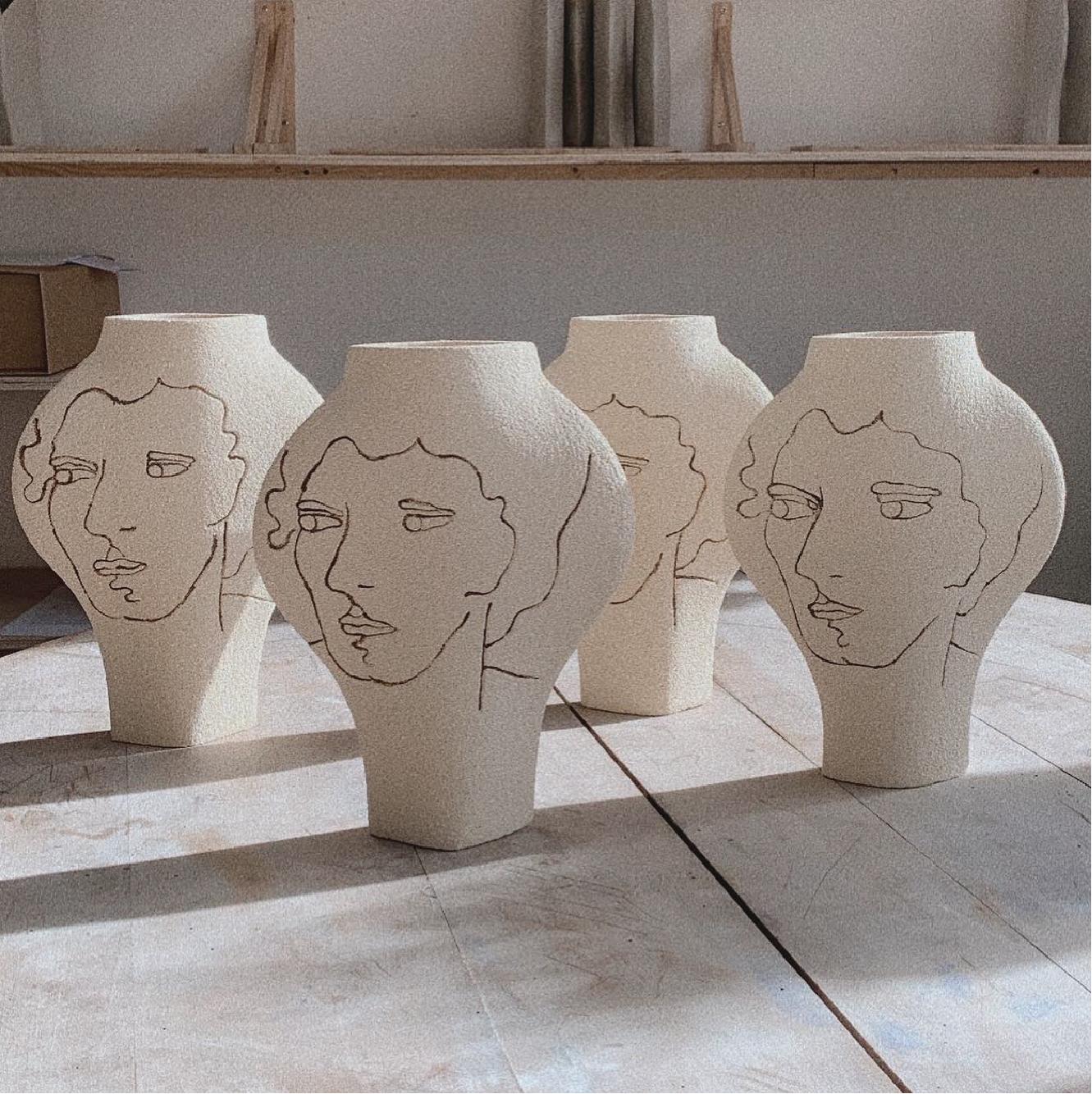 Par IN Ceramique

Vase en céramique blanche fait à la main

Le modèle DAL avec des motifs basés sur des peintures abstraites qui sont appliqués sur le vase avant sa première cuisson, en utilisant une technique de 