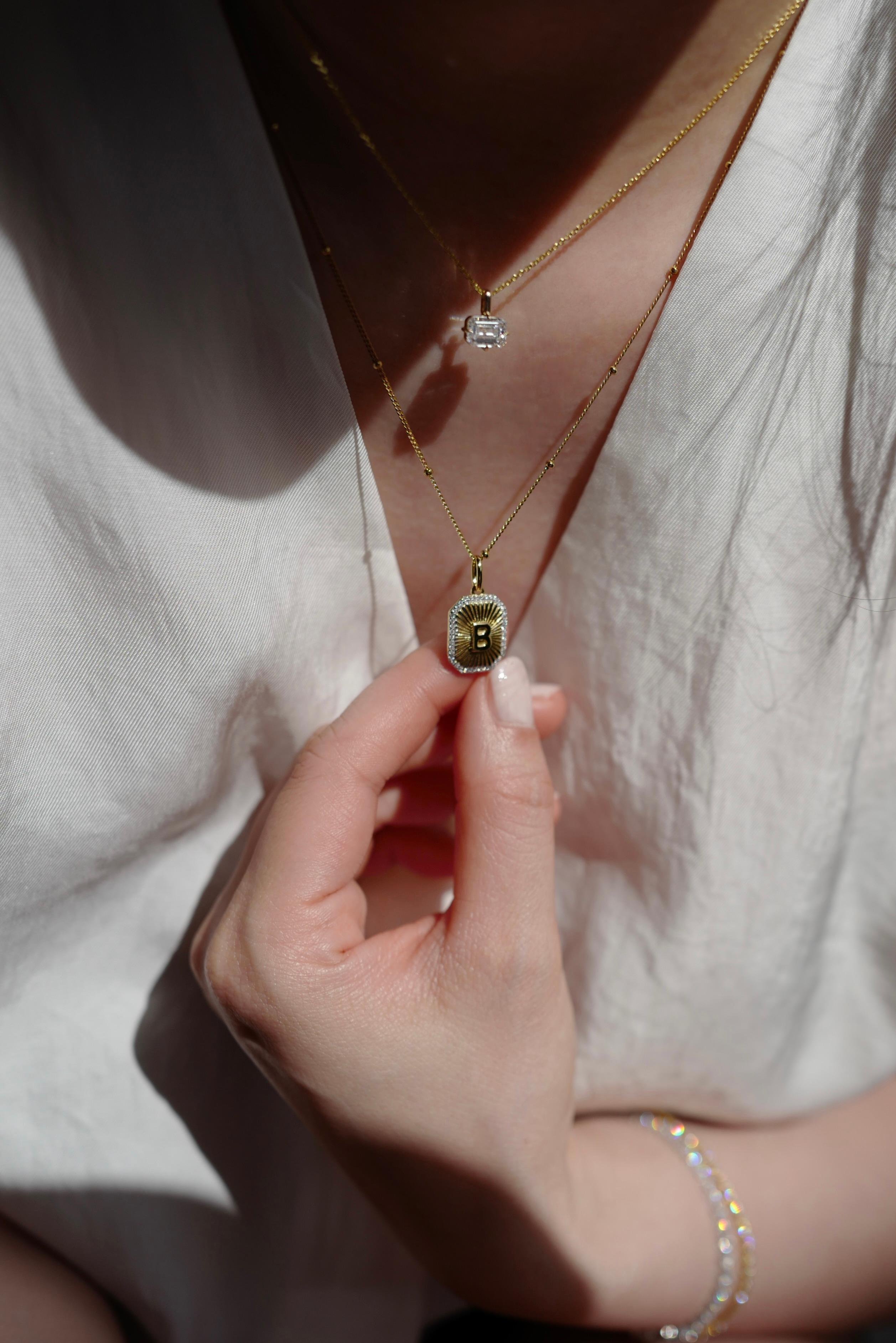 Collar Colgante con Dije de Letras de la A a la Z en Oro Amarillo de 18 K Modernista en venta