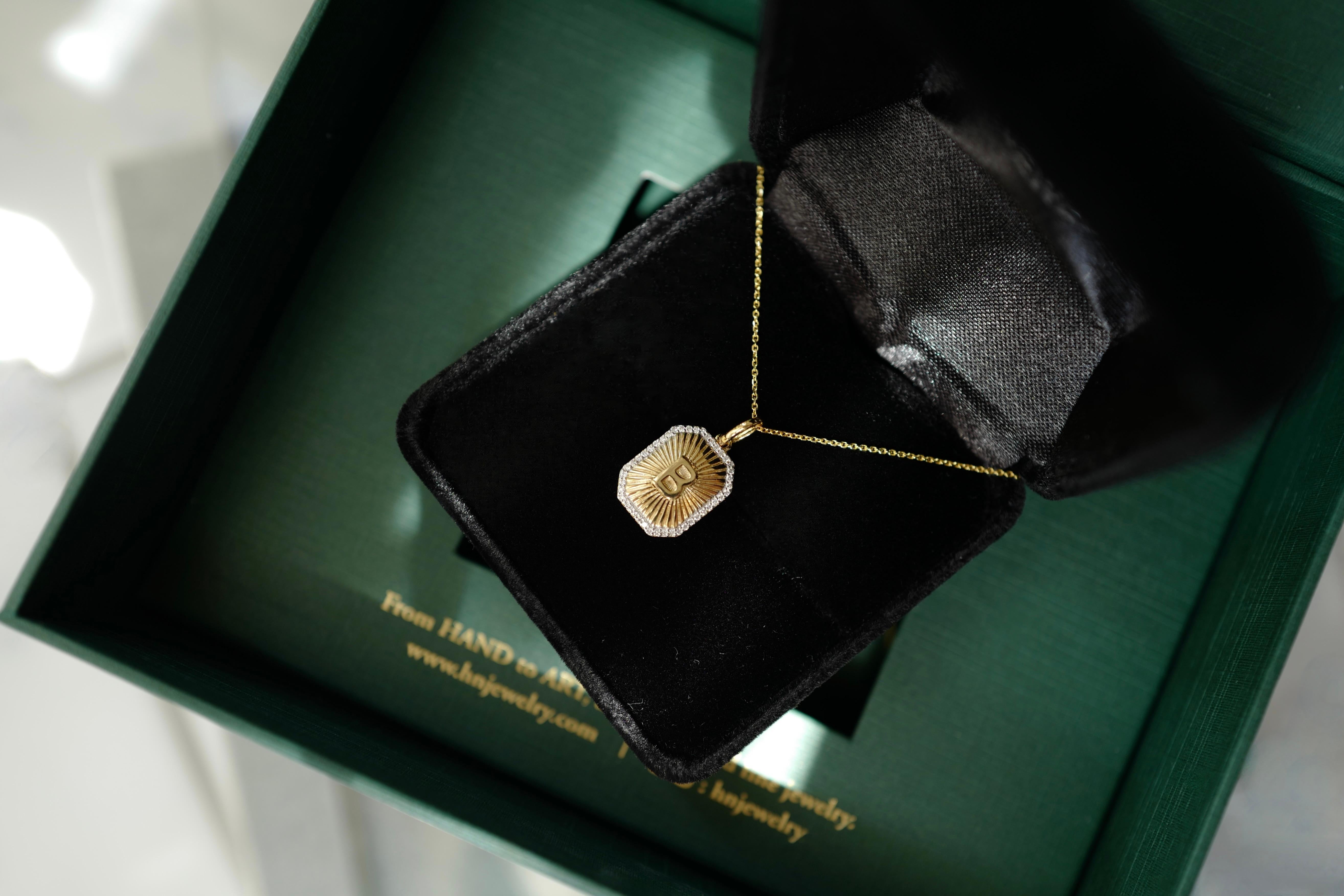 Collar Colgante con Dije de Letras de la A a la Z en Oro Amarillo de 18 K Corte brillante en venta