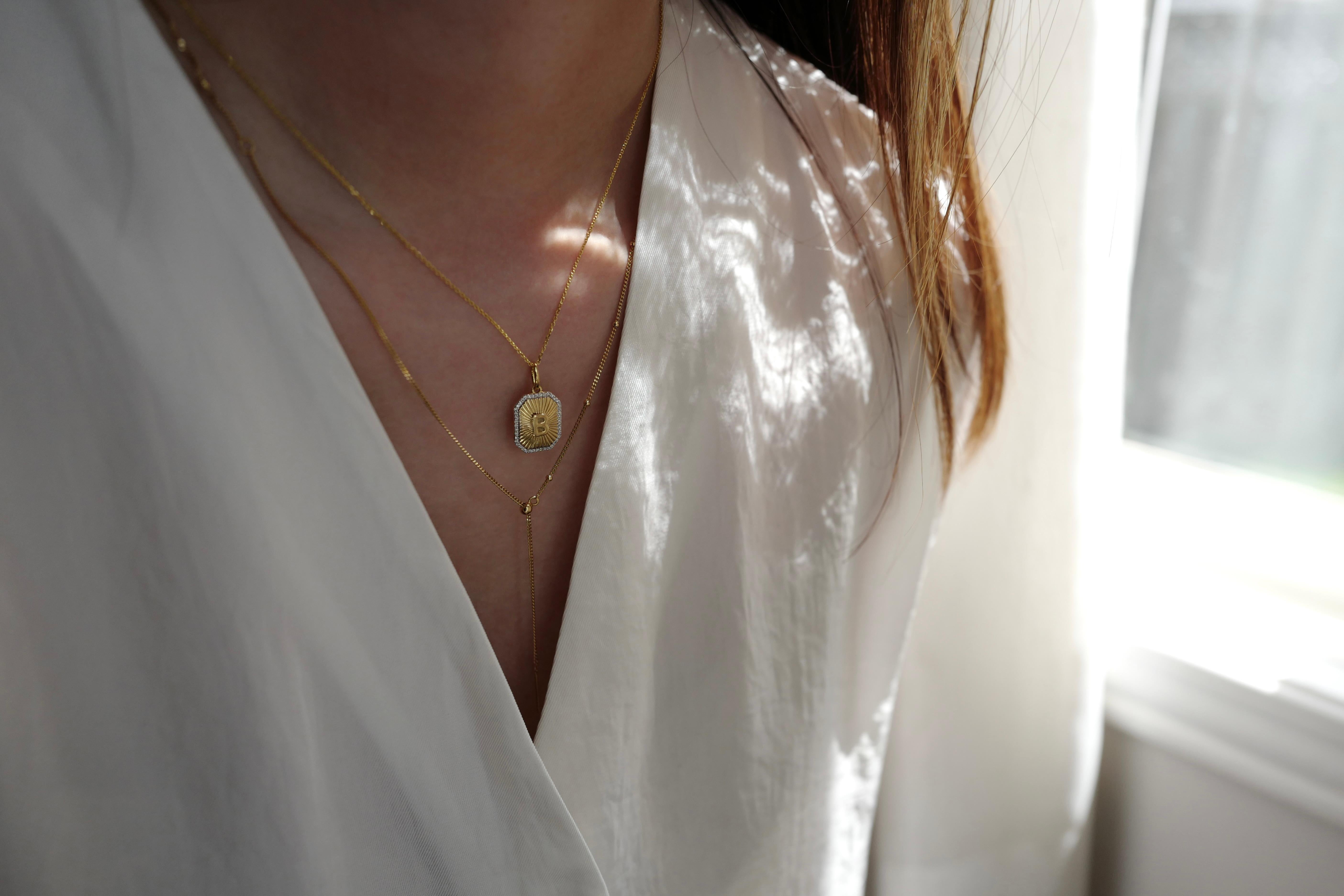 Collar Colgante con Dije de Letras de la A a la Z en Oro Amarillo de 18 K en Nuevo estado para la venta en Hong Kong, HK