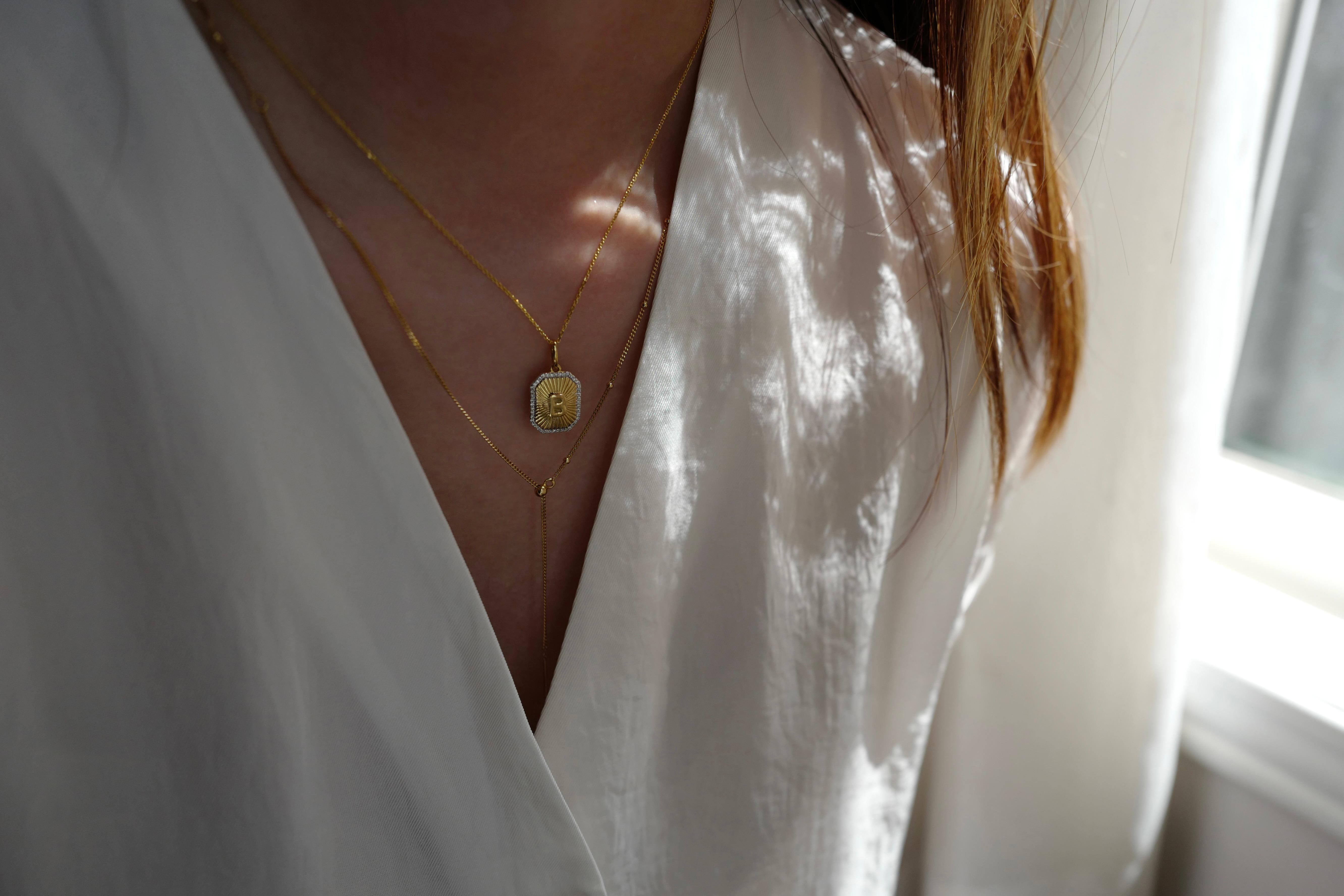 Collar Colgante con Dije de Letras de la A a la Z en Oro Amarillo de 18 K en venta 1