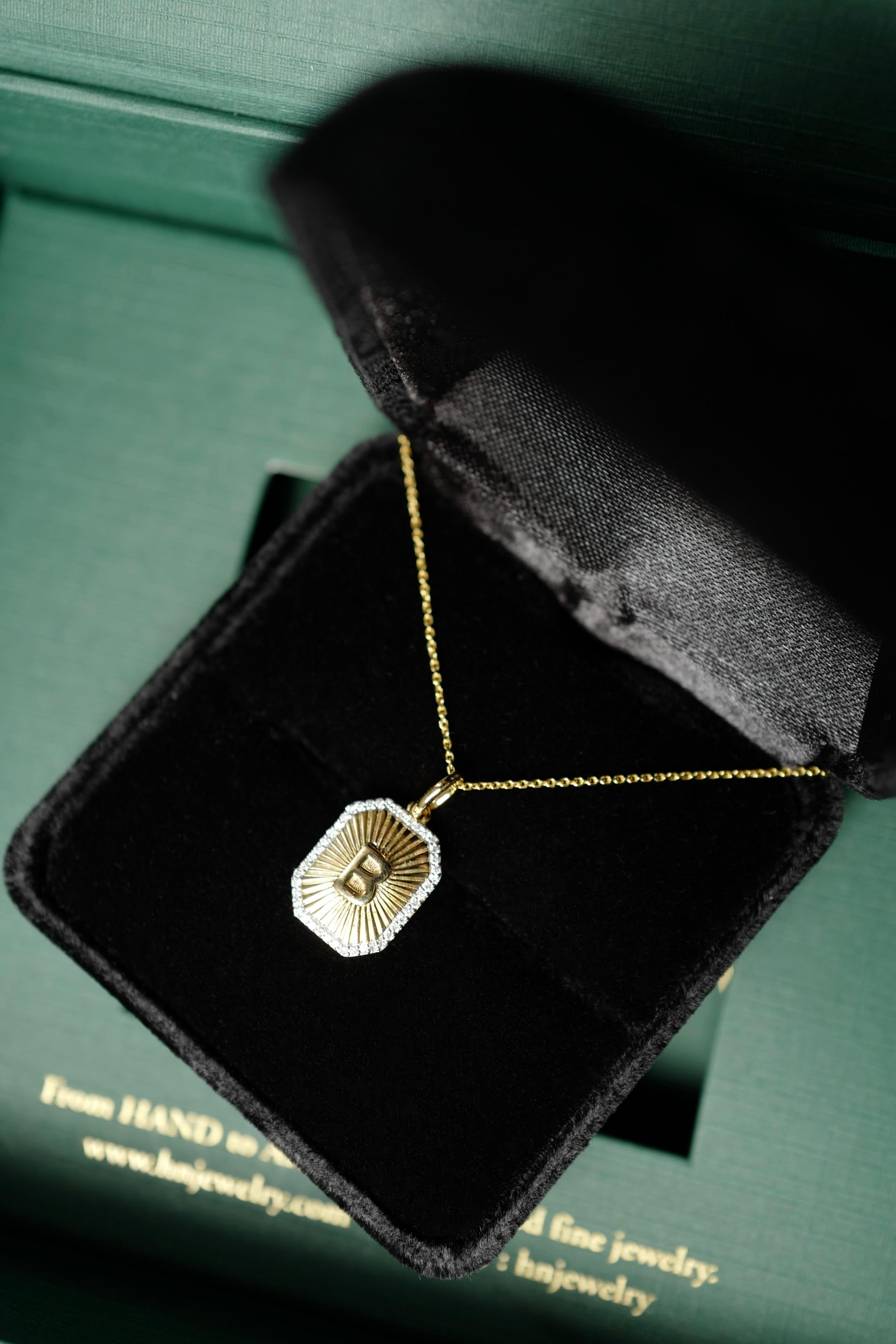 Collar Colgante con Dije de Letras de la A a la Z en Oro Amarillo de 18 K en venta 2