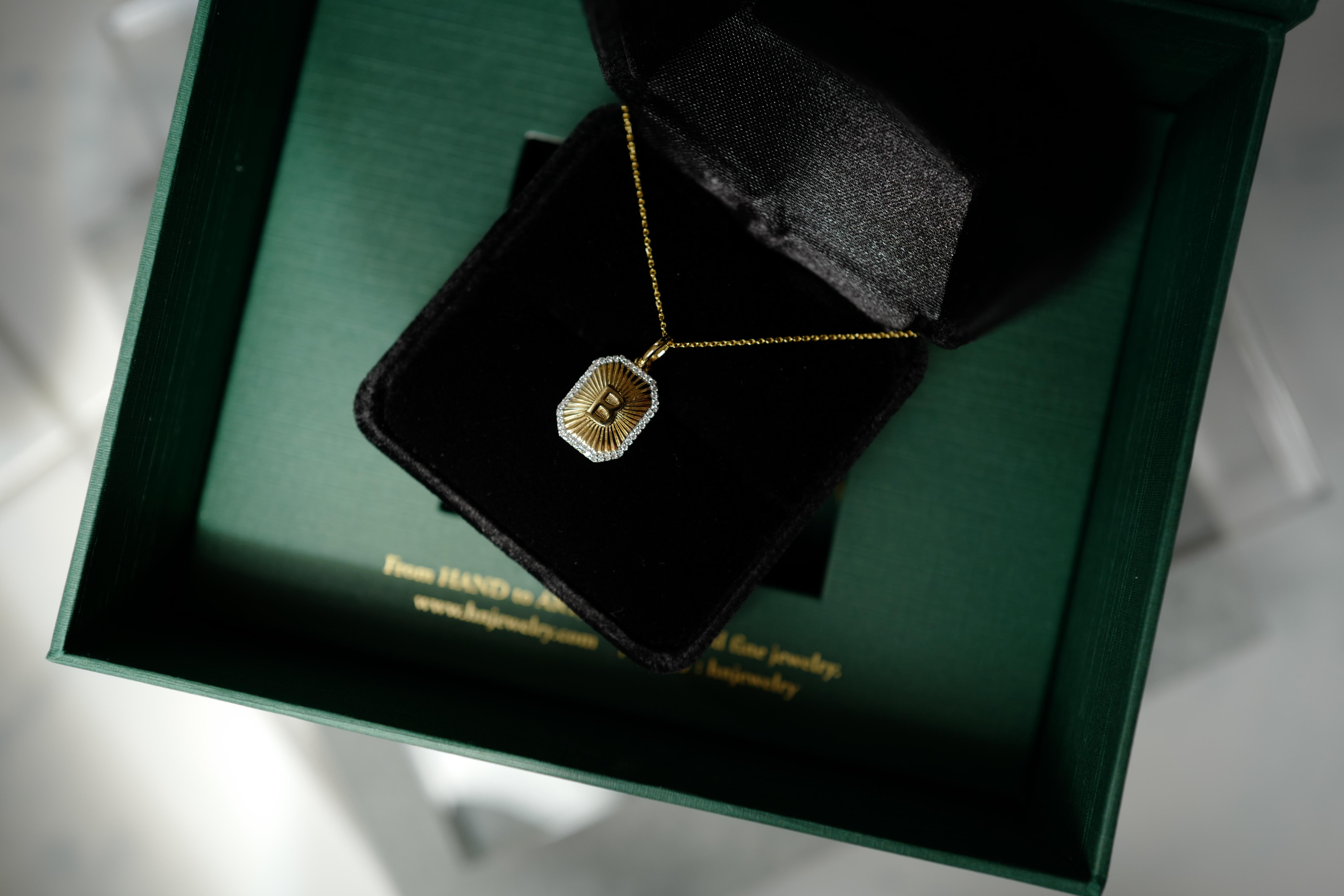 Collar Colgante con Dije de Letras de la A a la Z en Oro Amarillo de 18 K en venta 3