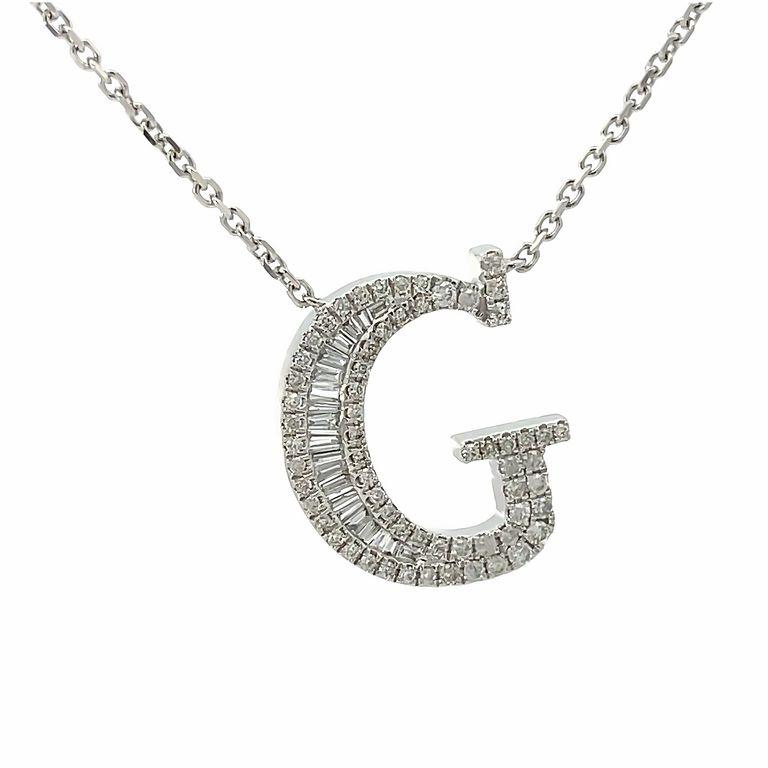 Unsere exquisite Diamant-Halskette mit dem fesselnden Buchstaben G wurde mit weißen Diamanten in zwei verschiedenen Formen, Baguette und rund, mit einem Gesamtkarat von 0,50 Karat gefertigt. Diese Diamanten haben die Farbe G und die Reinheit SI. Sie