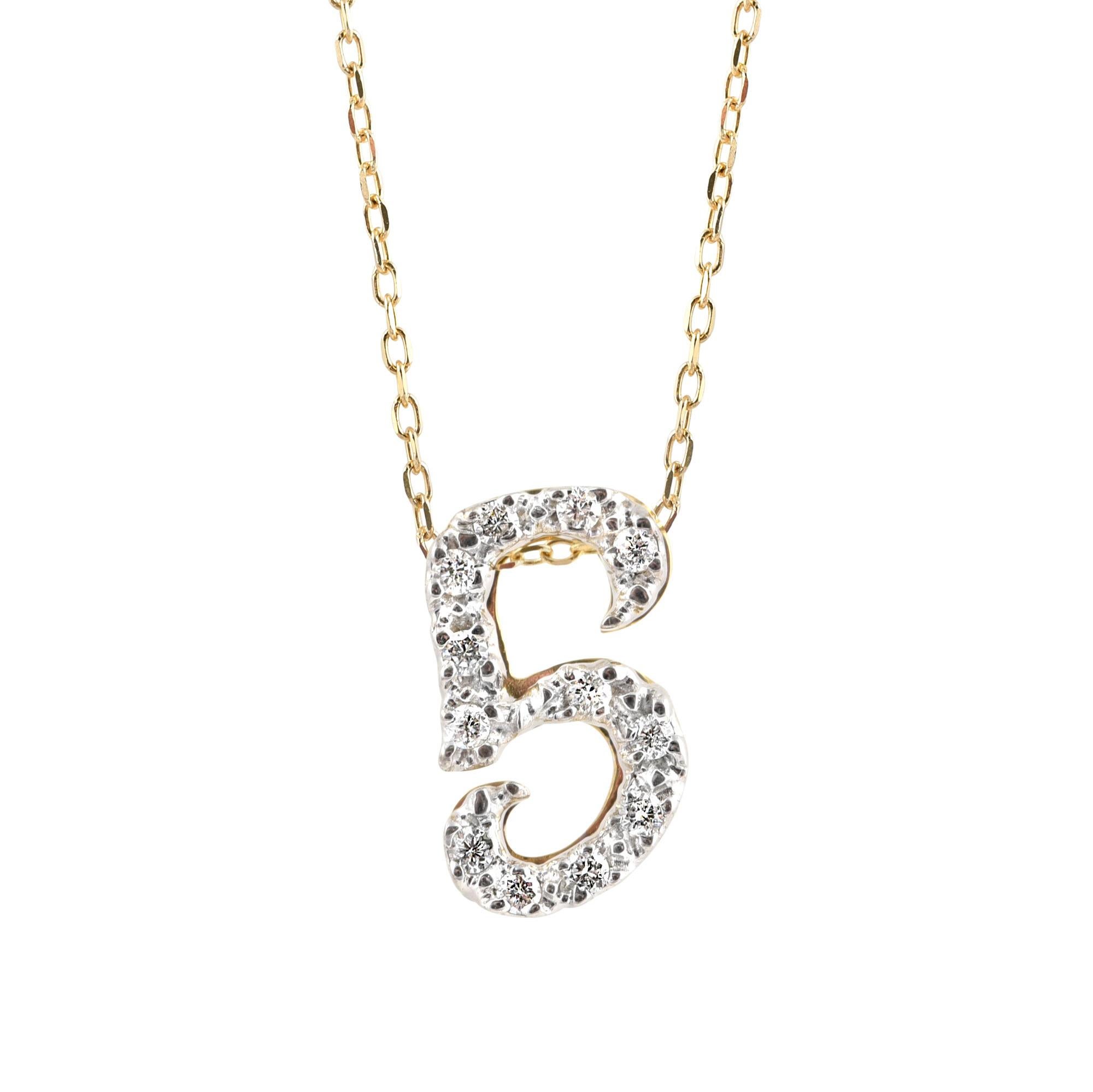 Découvrez le charme exquis de ce pendentif à l'initiale 