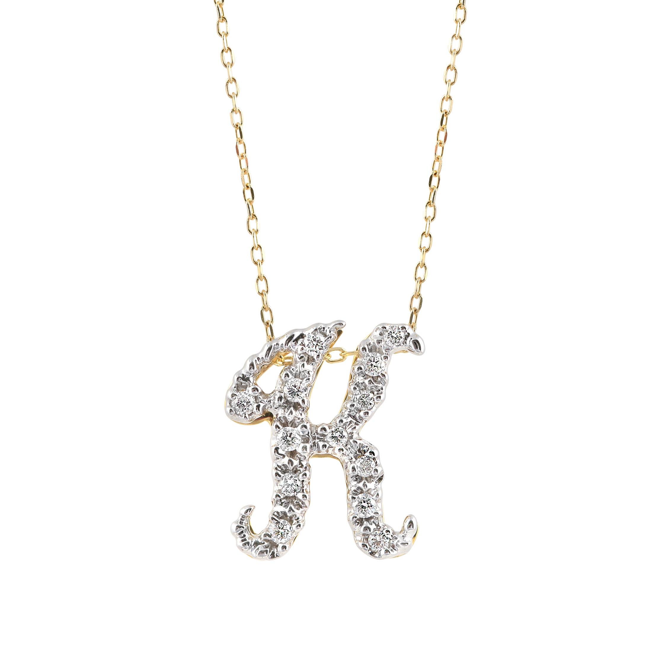 Découvrez le charme exquis de ce pendentif à l'initiale 