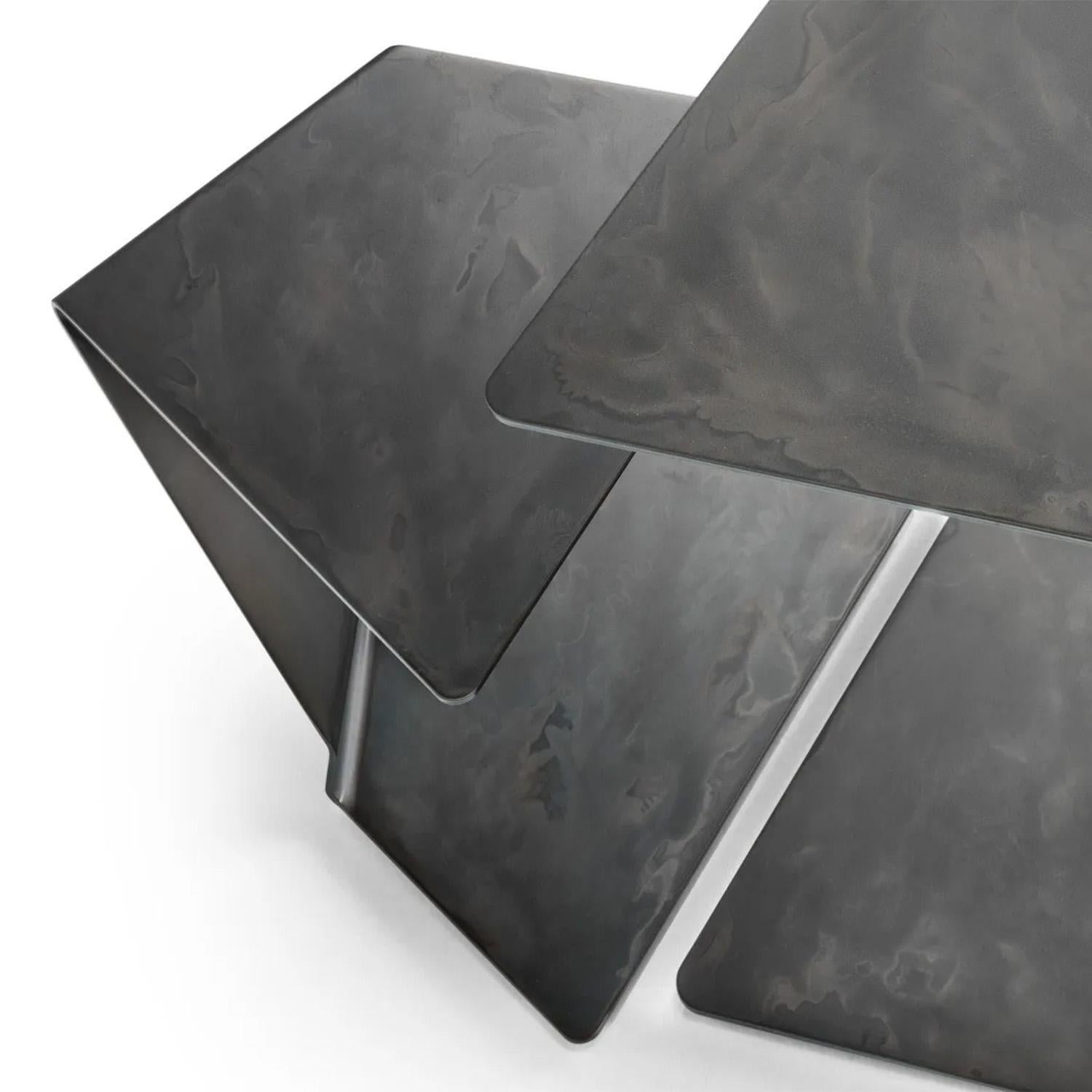Table d'appoint Initial Metal Medium 
avec toute la structure en métal bandé.