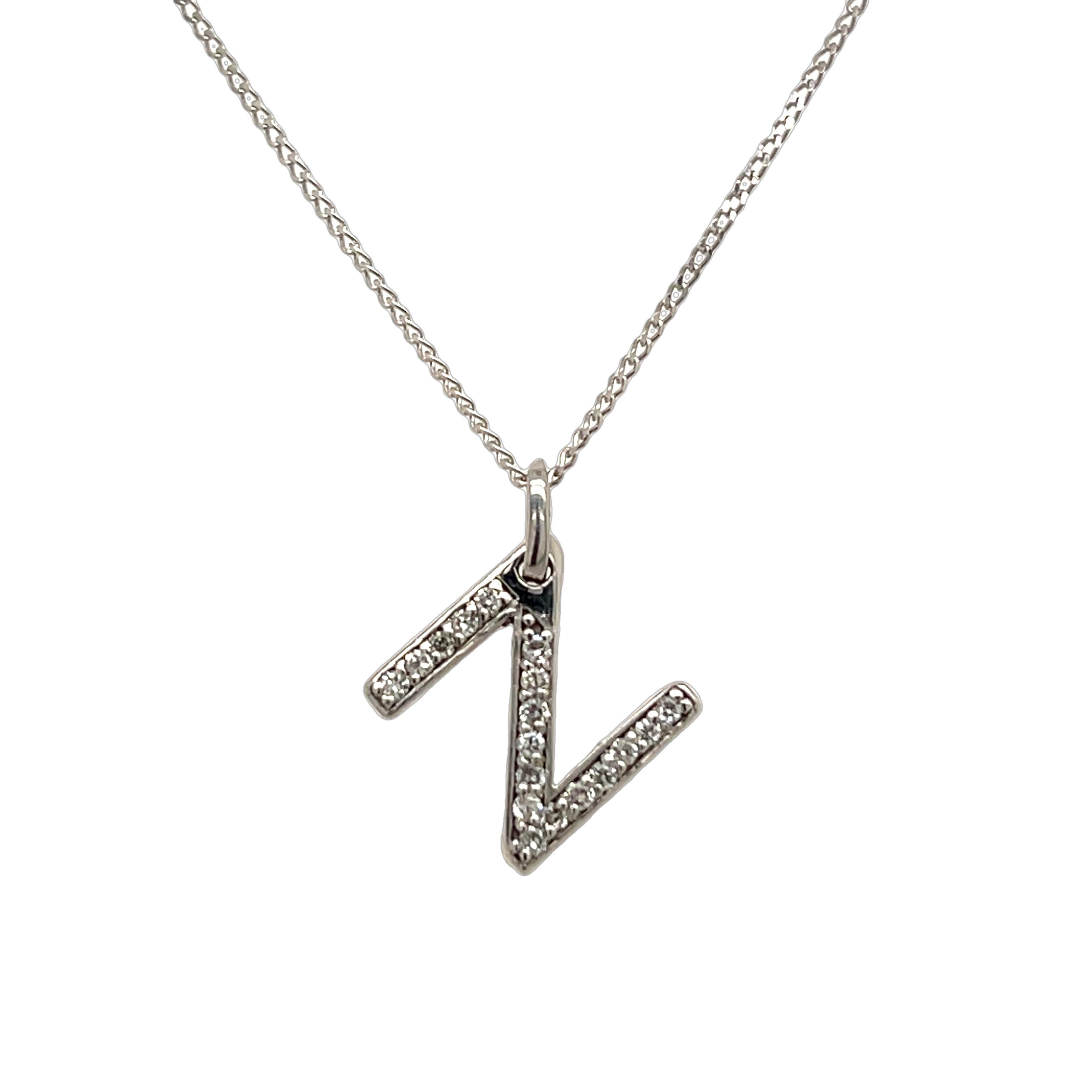 Pendentif initial N en or blanc 18 carats sur chaîne en or blanc 18 carats Excellent état - En vente à London, GB