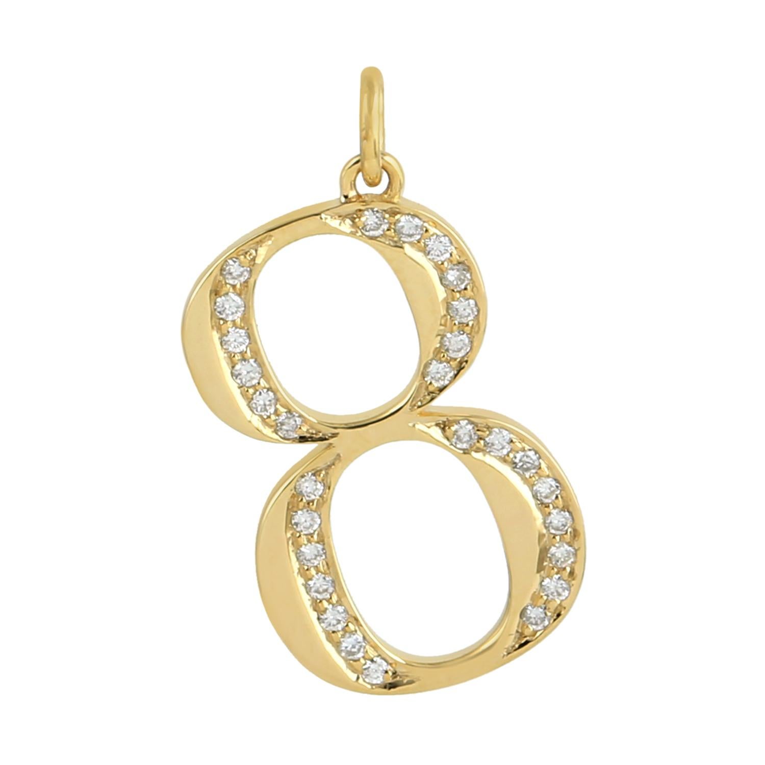 Colgante de diamantes con pavé número 8 de oro amarillo de 14 quilates en Nuevo estado para la venta en New York, NY