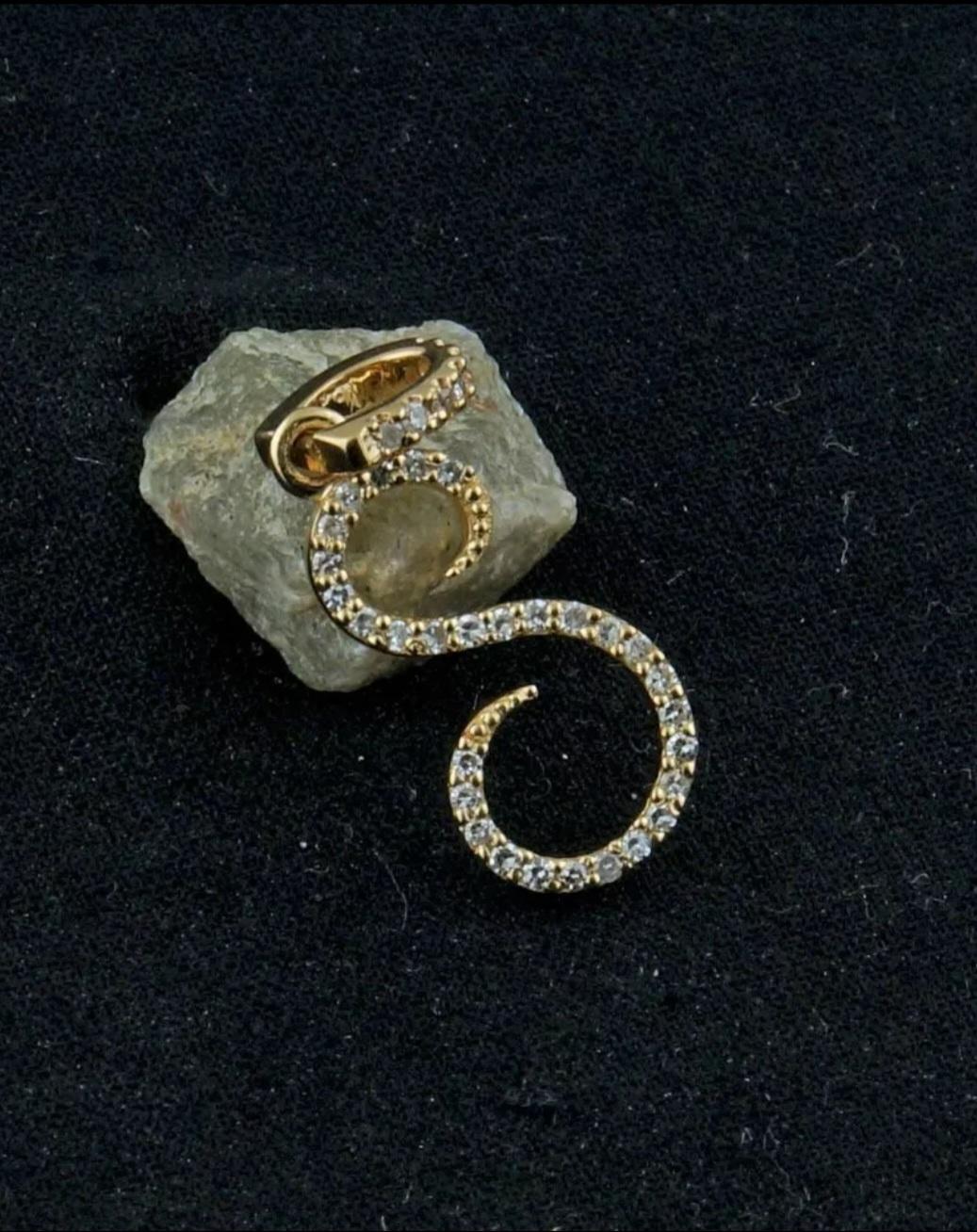 Initial-Anhänger 14k Massivgold Diamant Alphabet Personalisierter Initial-Schmuck. (Rundschliff) im Angebot