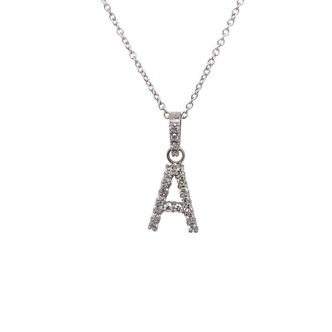 Taille ronde Pendentif initial « A » serti d'un diamant 0,16 carat sur chaîne en or blanc 9 carats en vente