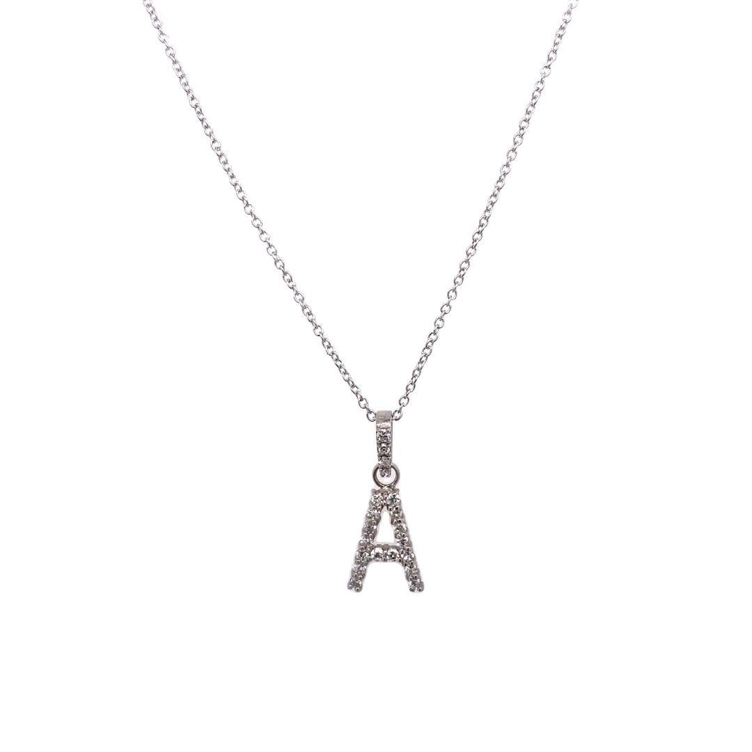 Pendentif initial « A » serti d'un diamant 0,16 carat sur chaîne en or blanc 9 carats Neuf - En vente à London, GB