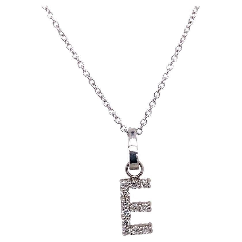 Initialenanhänger mit Buchstabe "E" und 0,16 Karat Diamant an Kette aus 9 Karat Weißgold